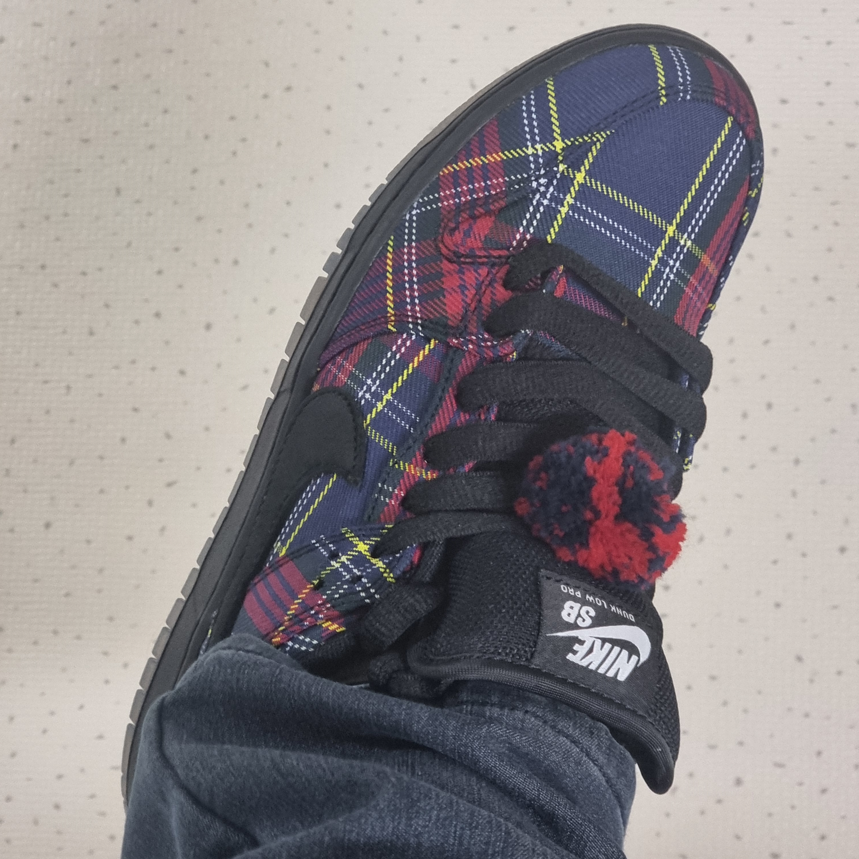 Nike SB Dunk Low University Red Yellow Strike 착용 스타일