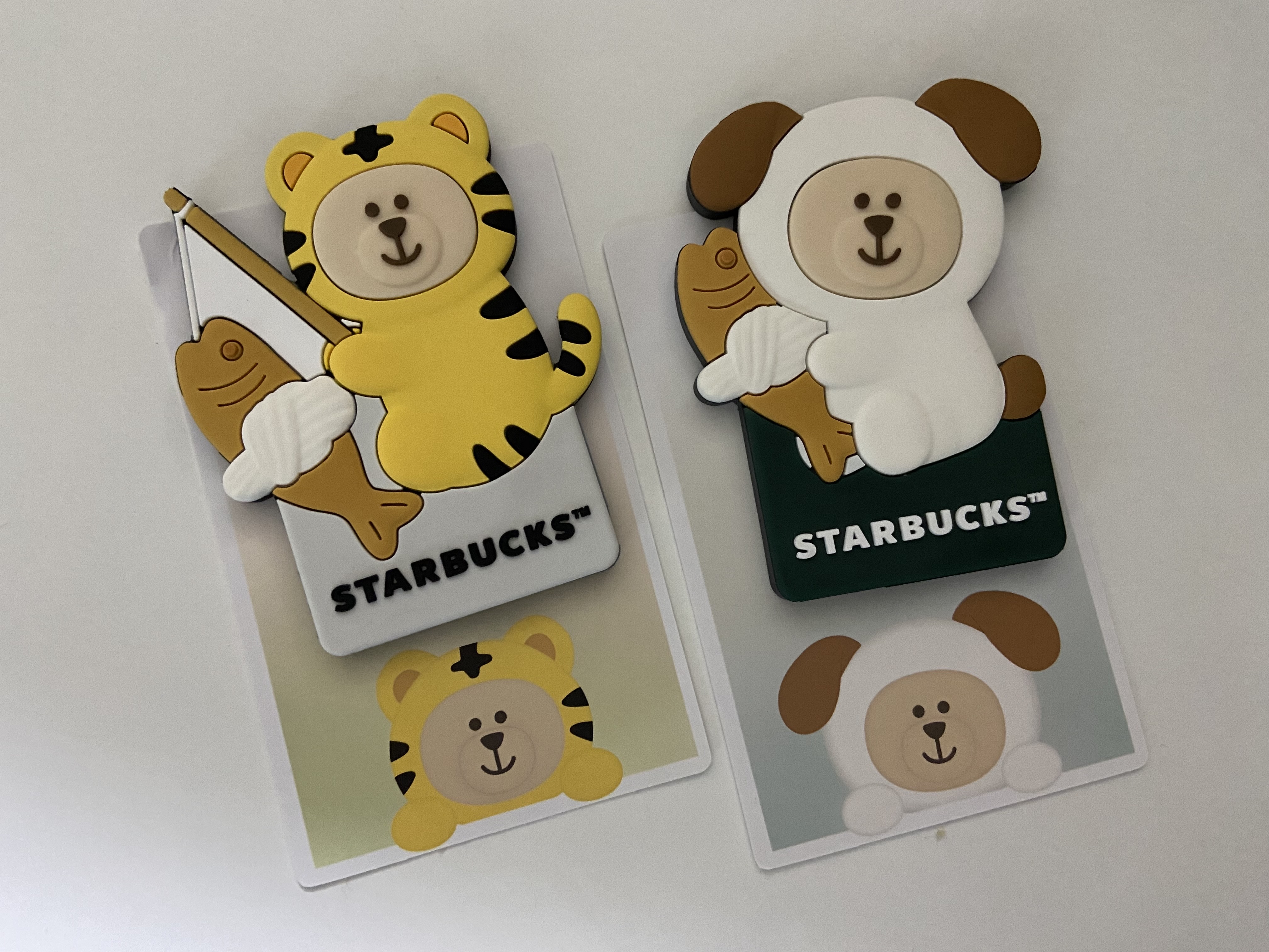 Starbucks x BAPE Baby Milo Foldable Bag, Starbucks Find Your Luck Magnet Tiger (Opened Case) 착용 스타일 - 2