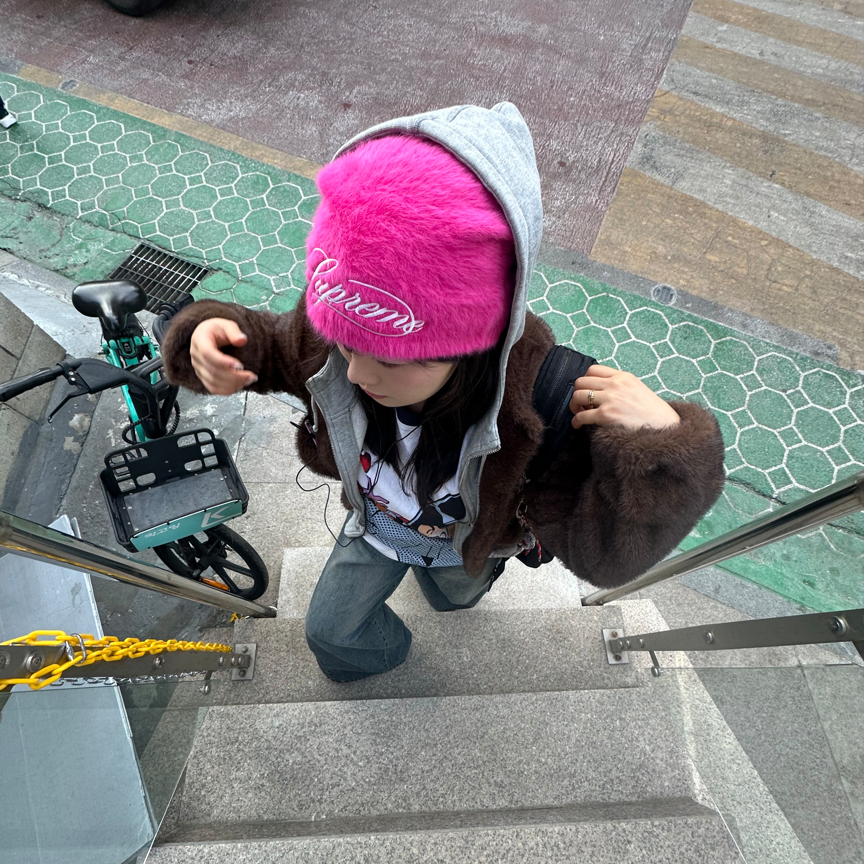 Supreme x Kangol Furgora Script Beanie Magenta - 25FW, (W) UGG Pumped Slipper Chestnut 착용 스타일 - 2
