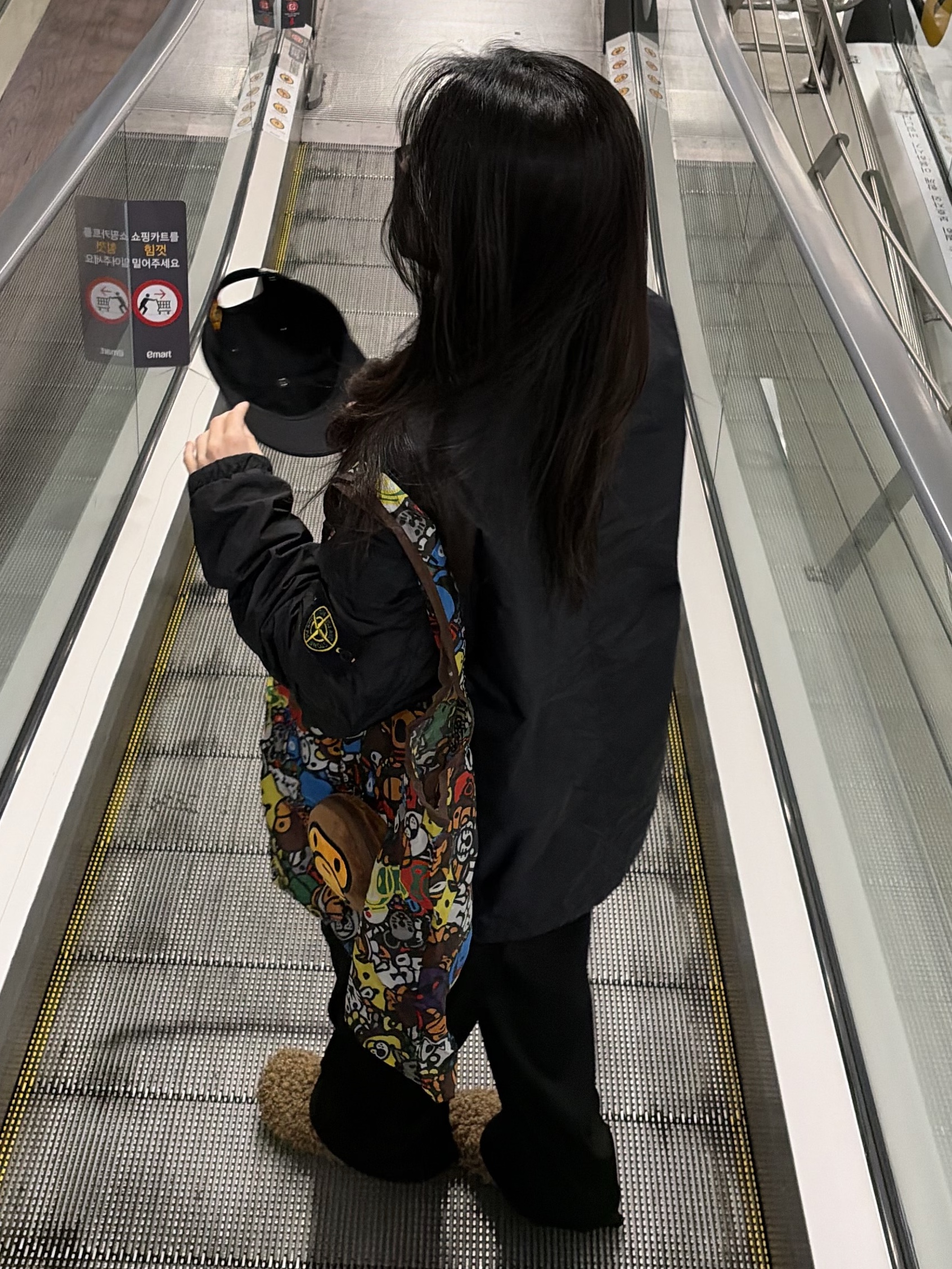 Starbucks x BAPE Baby Milo Foldable Bag 착용 스타일