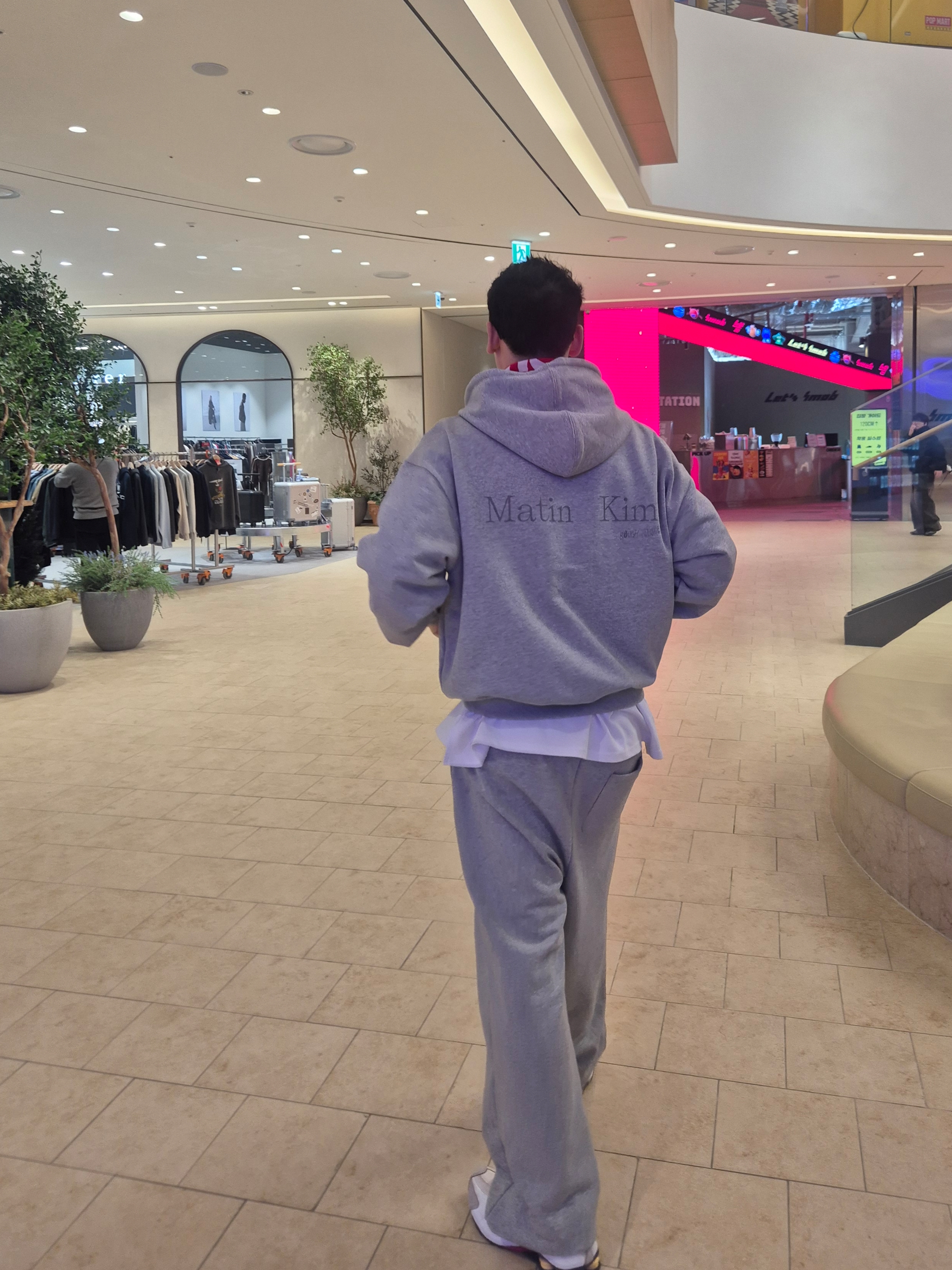 Nike Shox R4 PRM Light Iron Ore and Phantom, Matin Kim Back Logo Essential Hoody Zip Up In Grey 착용 스타일 - 1