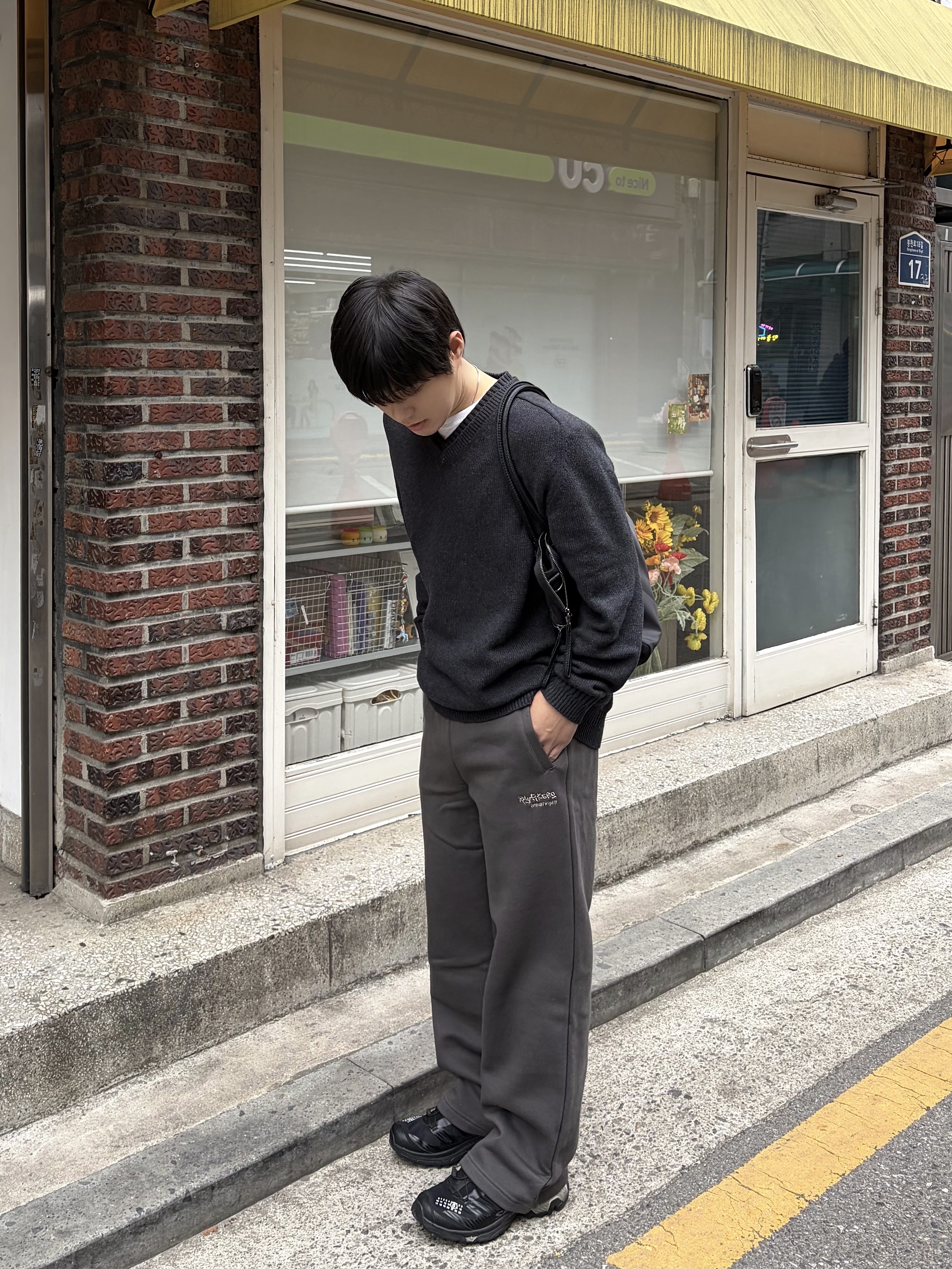 noun Layered V Neck Knit Charcoal, MUCENT 4way Sigature Logo Tote Bag Black 착용 스타일 - 2