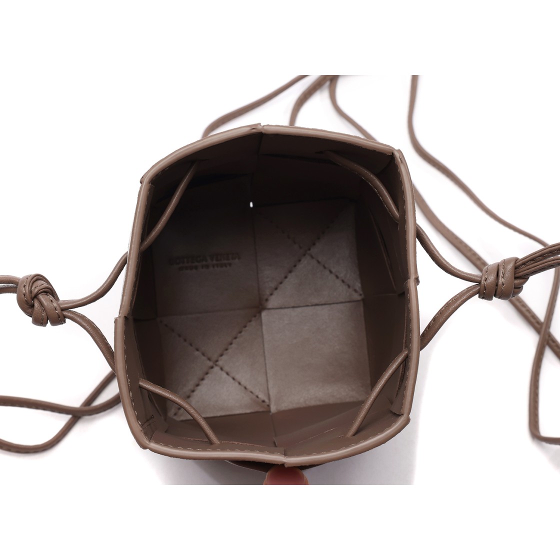 [25% 쿠폰] 보테가 베네타 미니 카세트 버킷백 토프 그레이([25% 쿠폰] Bottega Veneta Mini Cassette Bucket Bag Taupe Grey) - 6
