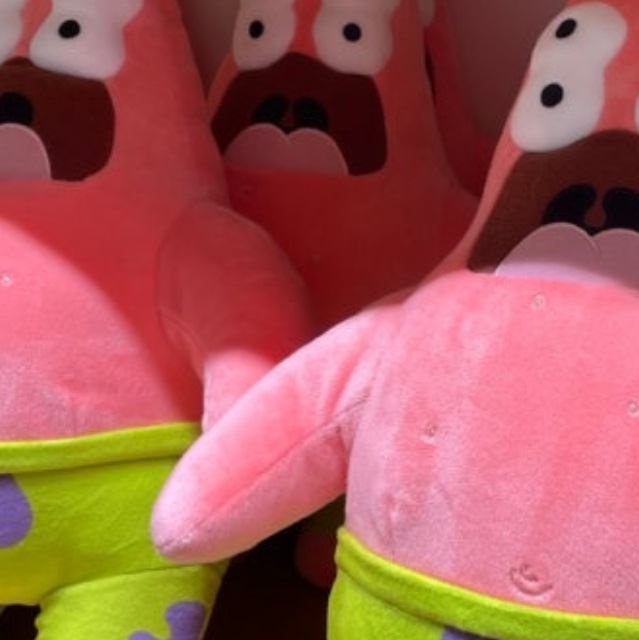 Uniqlo UT x CPFM x SpongeBob Plush Toy Patrick Star 착용 스타일