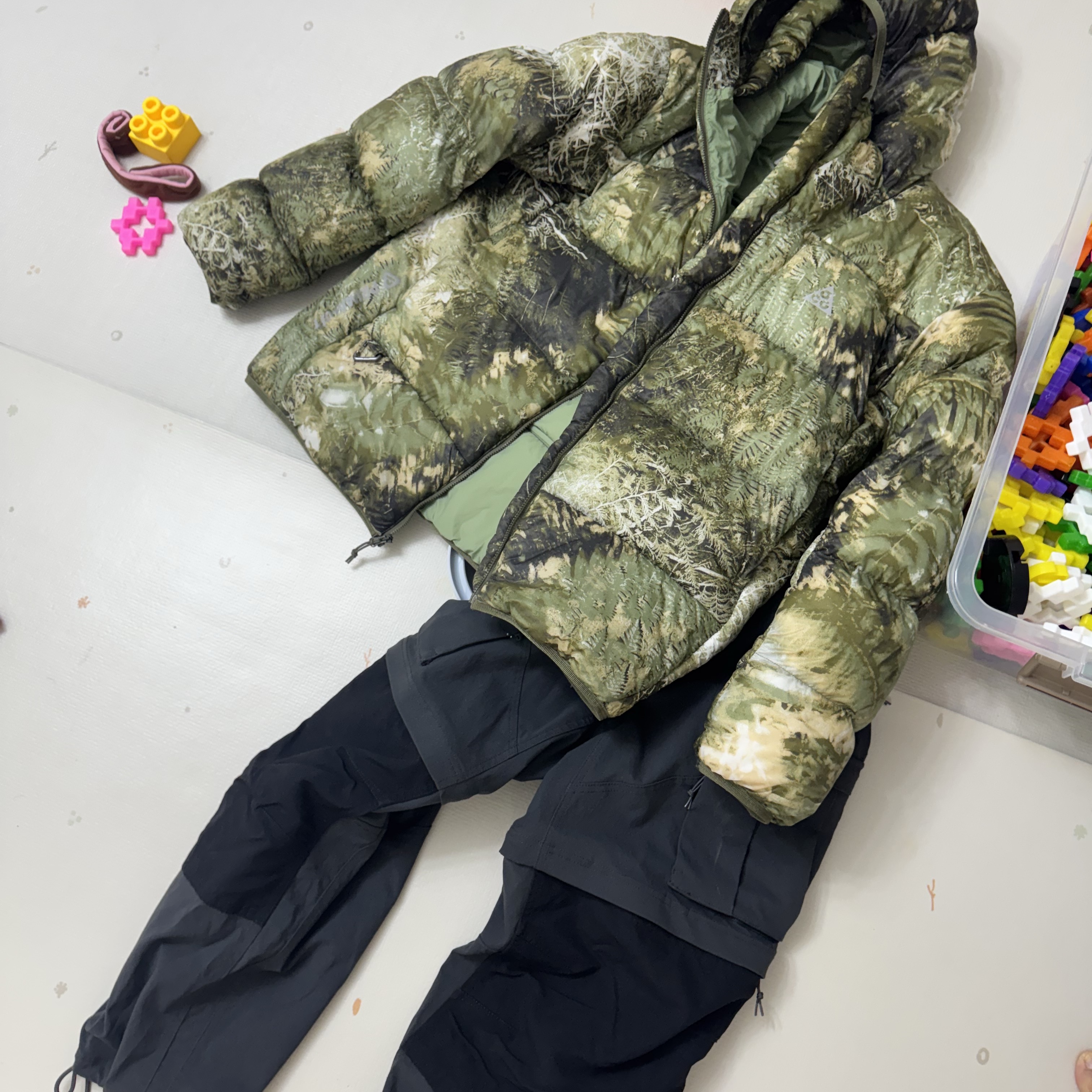 Nike ACG Therma-Fit ADV Lunar Lake Puffer Loose Hooded Jacket Oil Green Medium Olive - Asia 착용 스타일