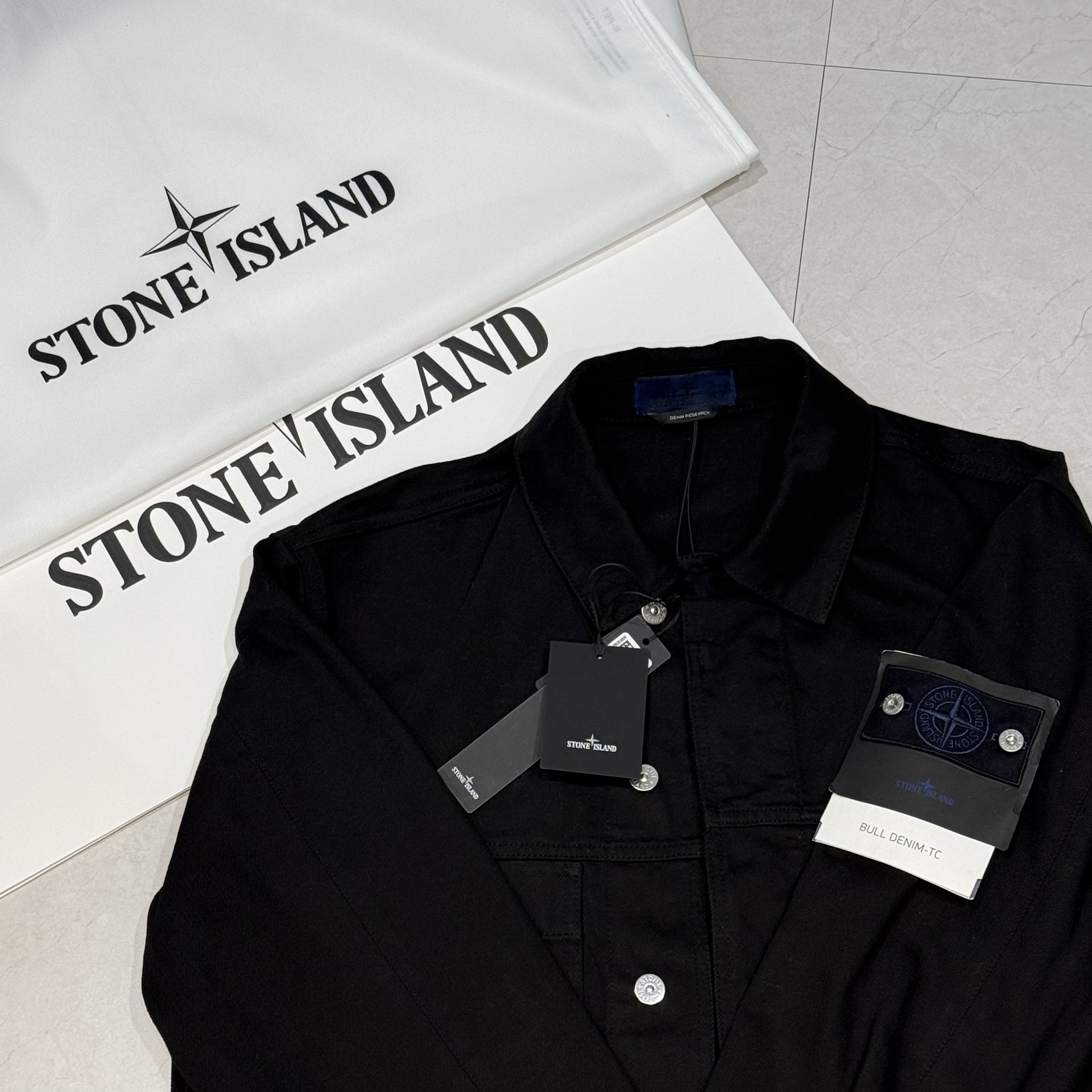 Stone Island Q100027 Pockets Button Coach Jacket Black - 25FW 착용 스타일