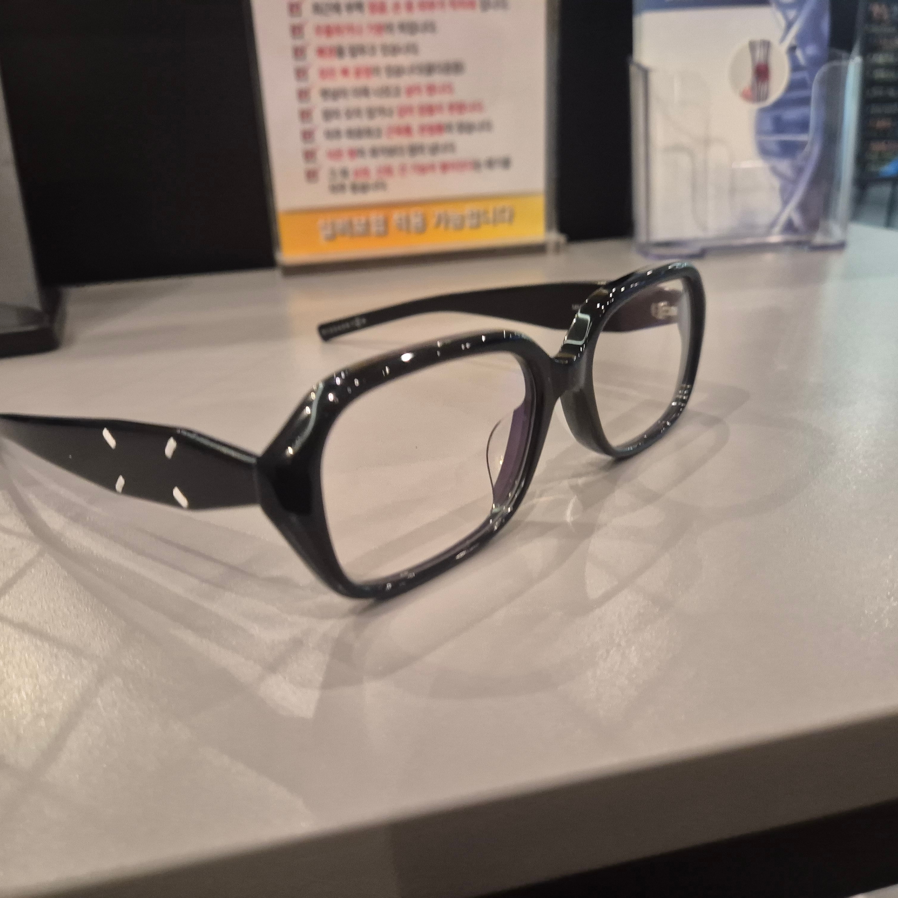 Gentle Monster x Maison Margiela MM212 Black Clear 착용 스타일 - 2