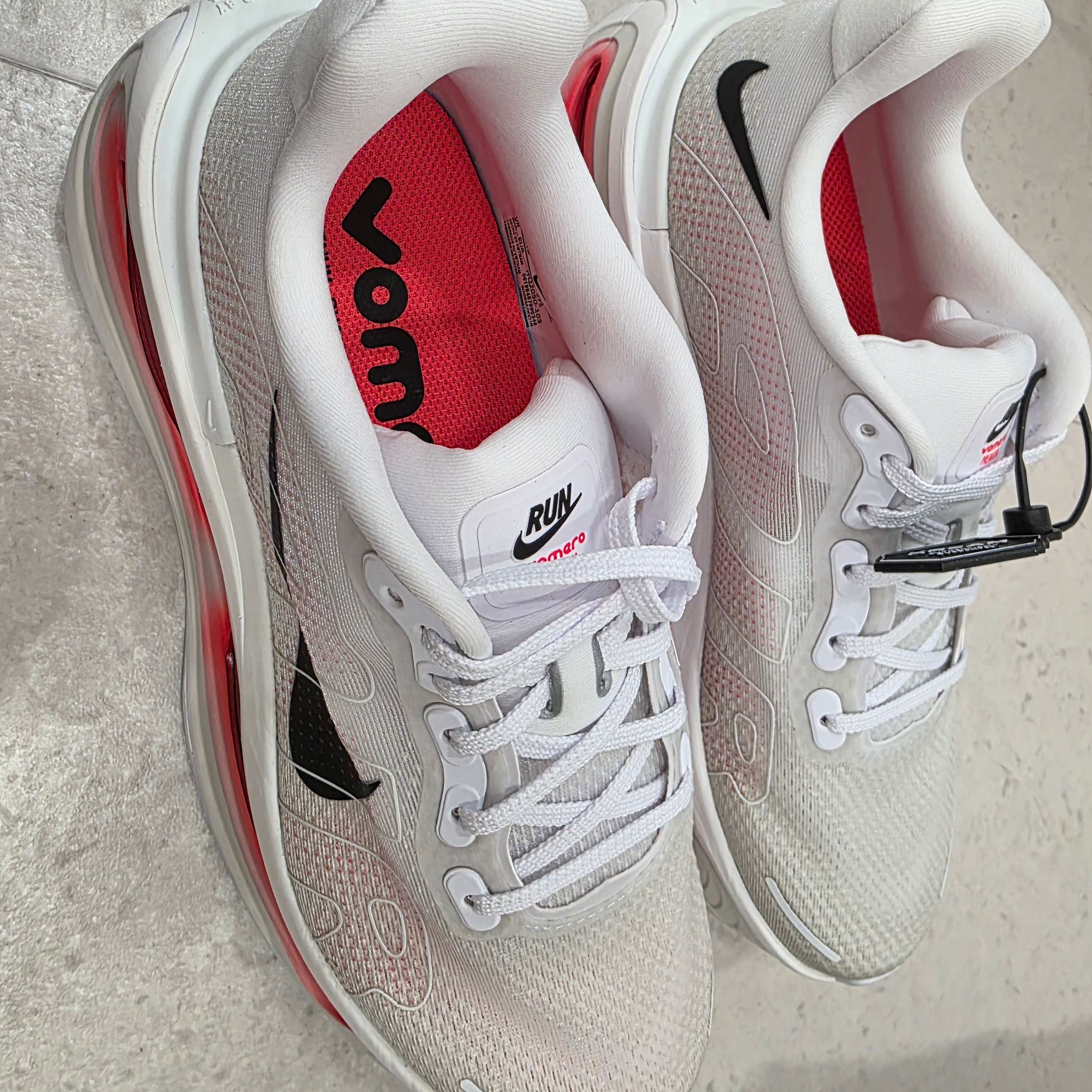 Nike Vomero Premium White Bright Crimson 착용 스타일 - 3