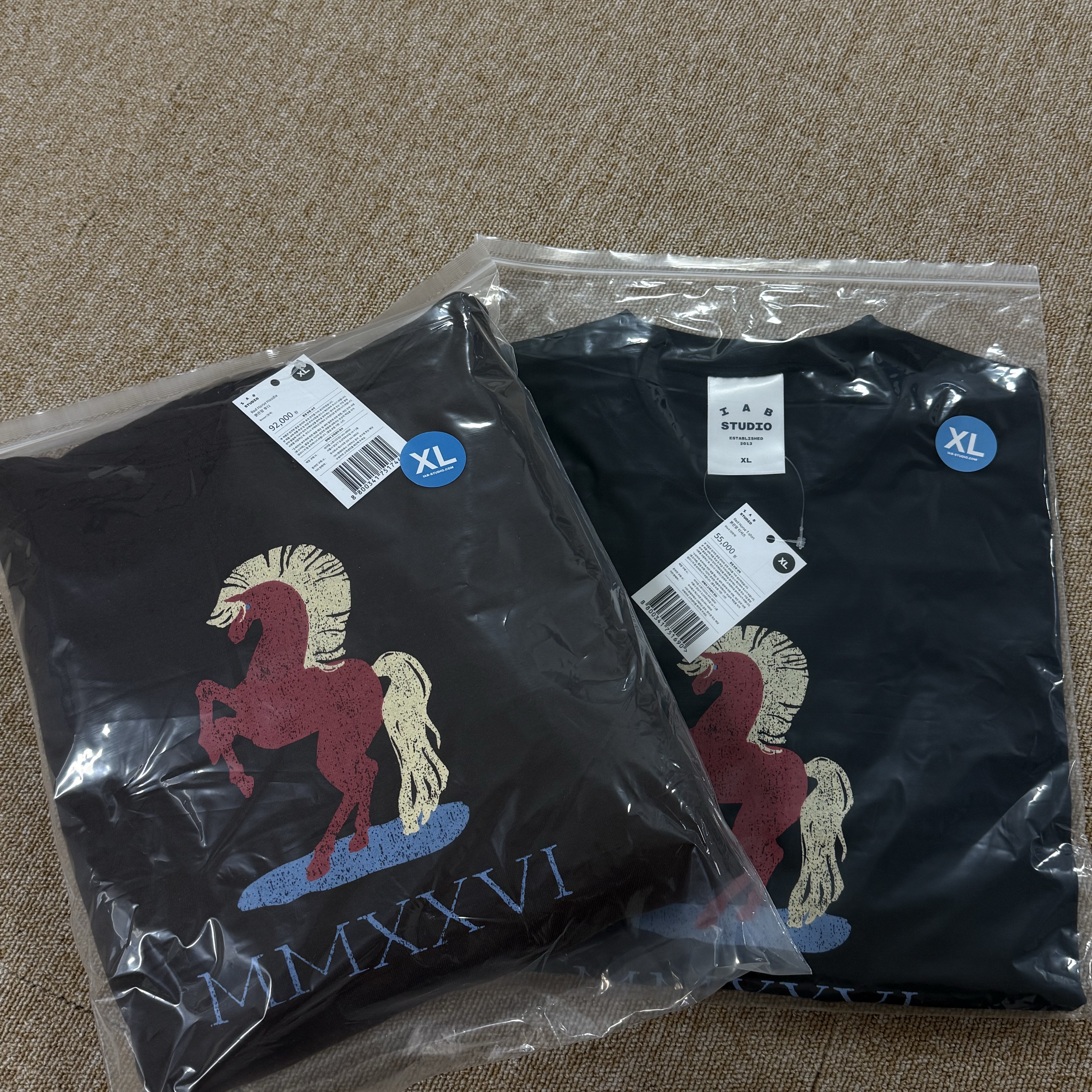 IAB Studio Red Horse T-Shirt Black 착용 스타일