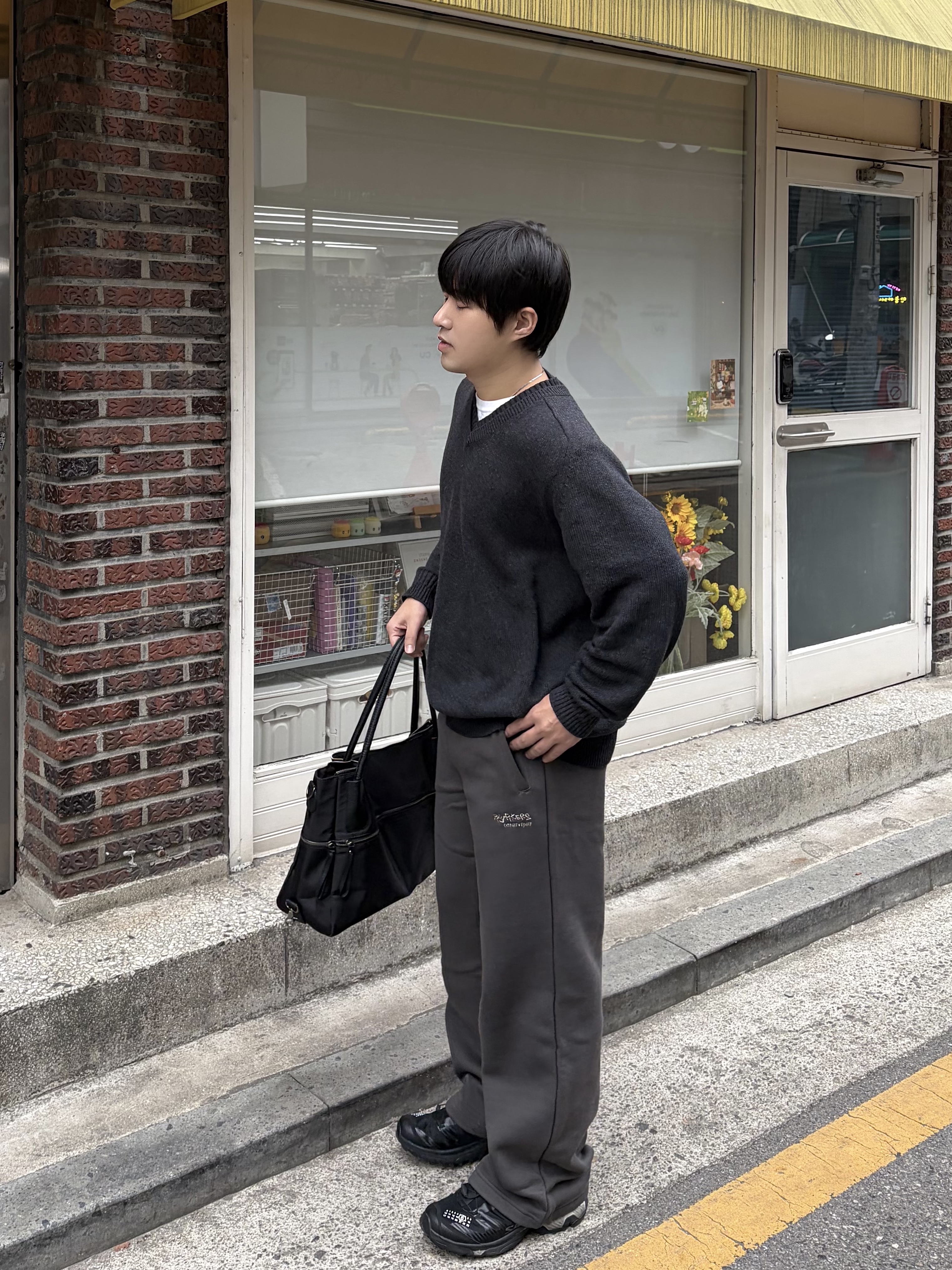noun Layered V Neck Knit Charcoal, MUCENT 4way Sigature Logo Tote Bag Black 착용 스타일 - 1