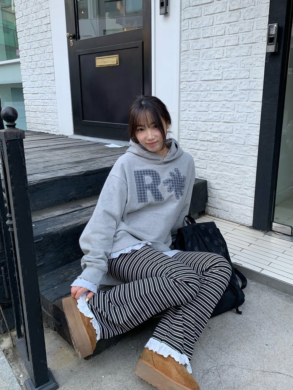 SLOW RECORD HOUSE Check Patch Hoodie Grey 착용 스타일 - 1