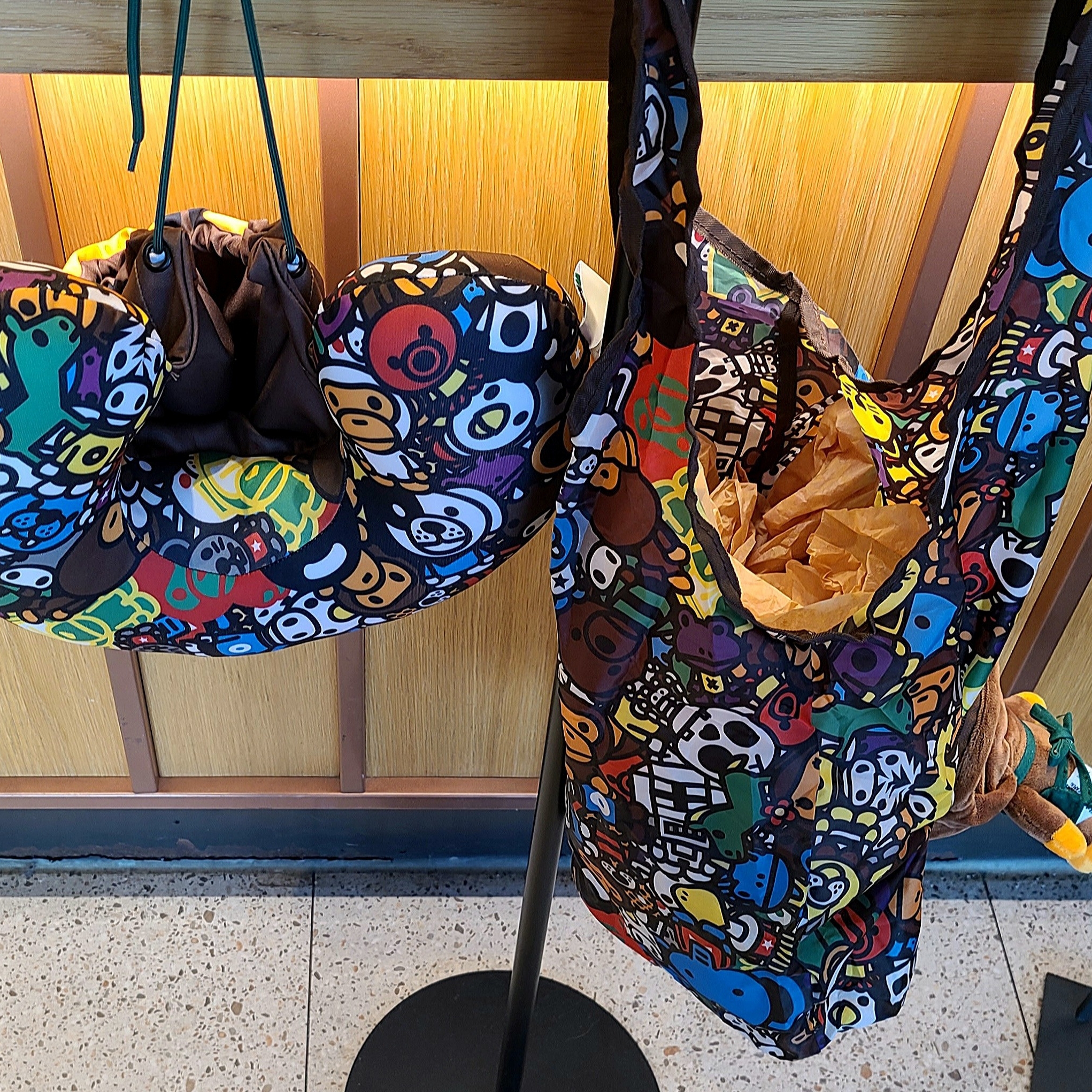 Starbucks x BAPE Baby Milo Foldable Bag 착용 스타일 - 2