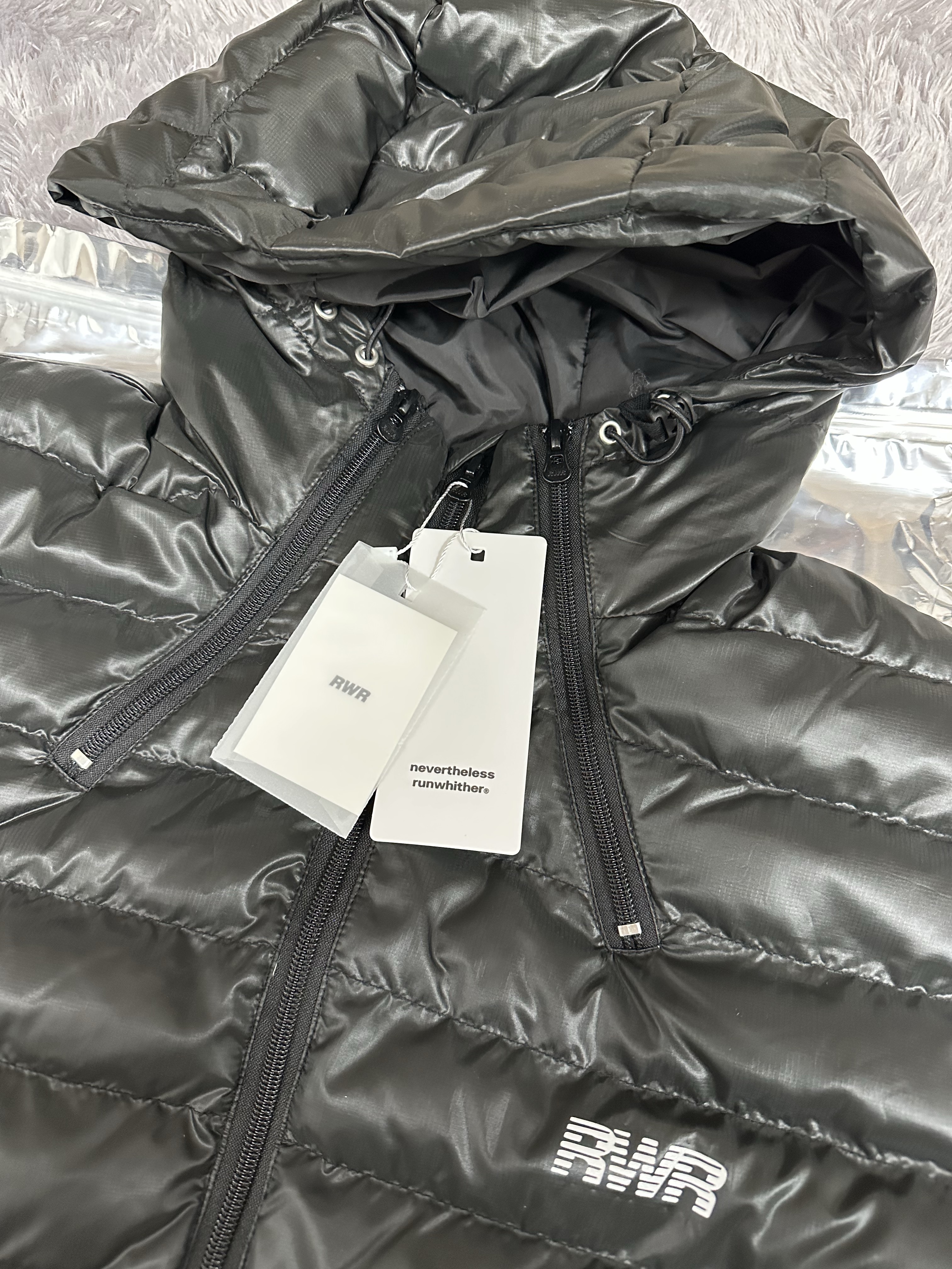 [KREAM 단독] runwhither Lightweight Hoodie Padding Black 착용 스타일 - 1