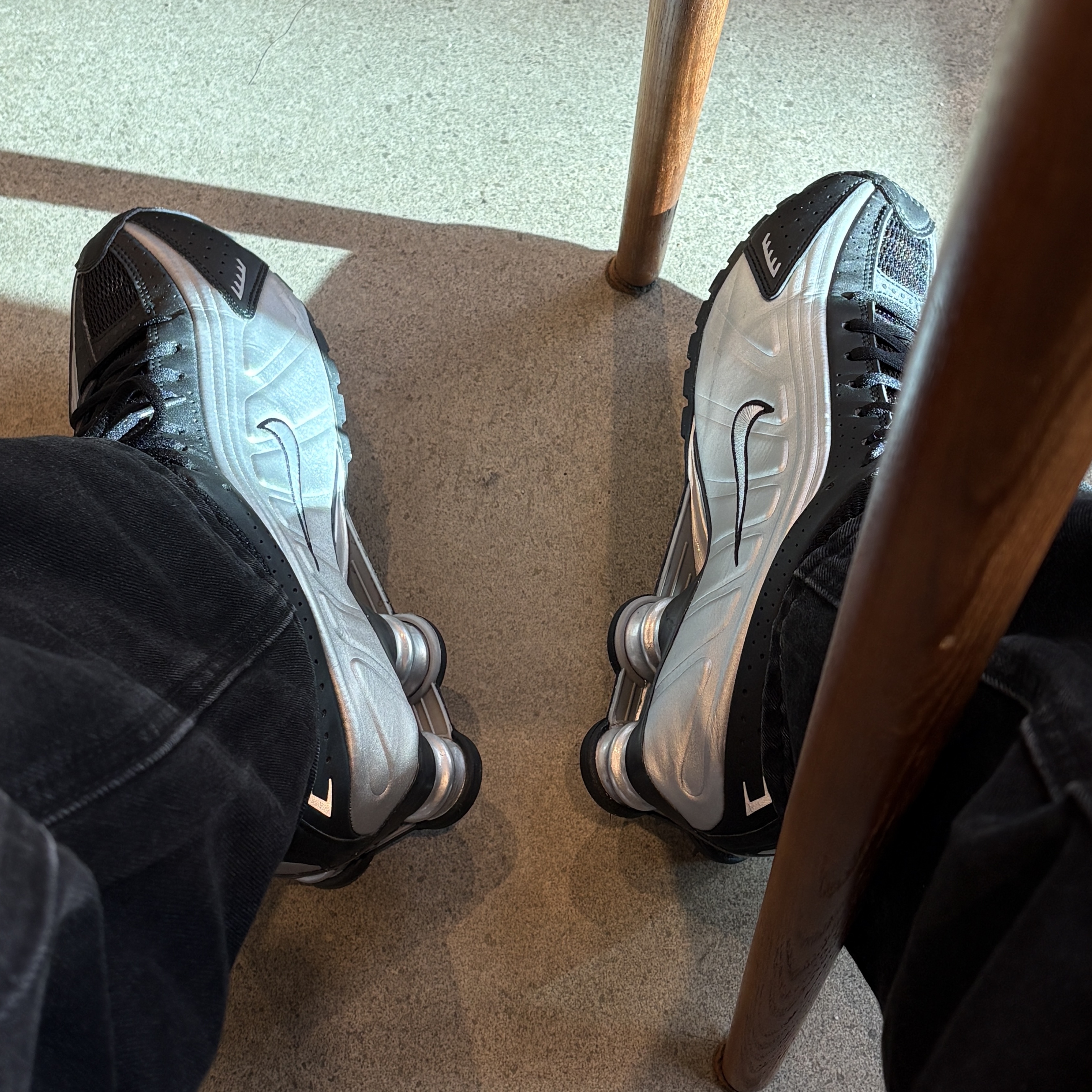 Nike Shox R4 Metallic Silver Black 착용 스타일 - 7