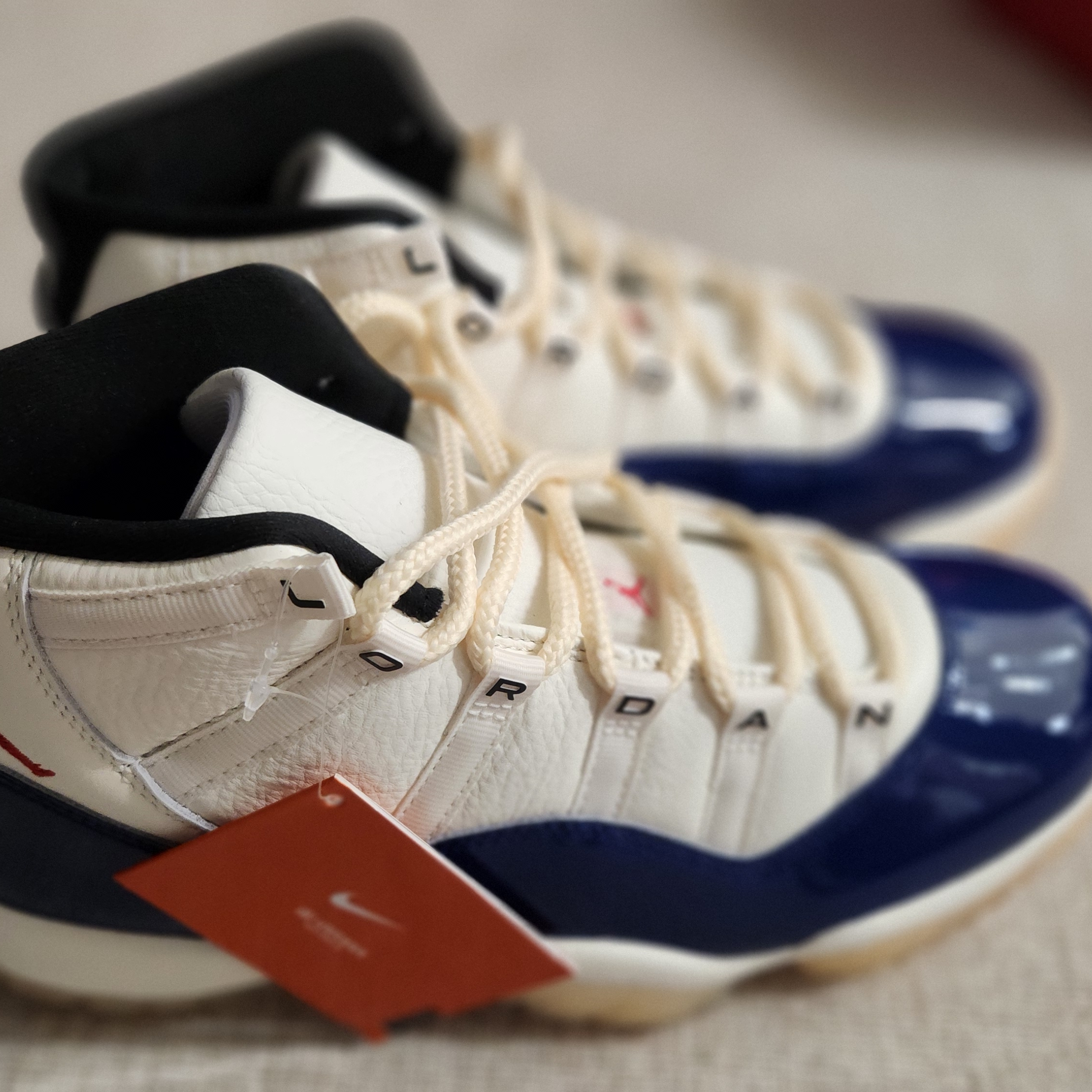 Jordan 11 Retro Rare Air Deep Royal Blue Fire Red 착용 스타일 - 3