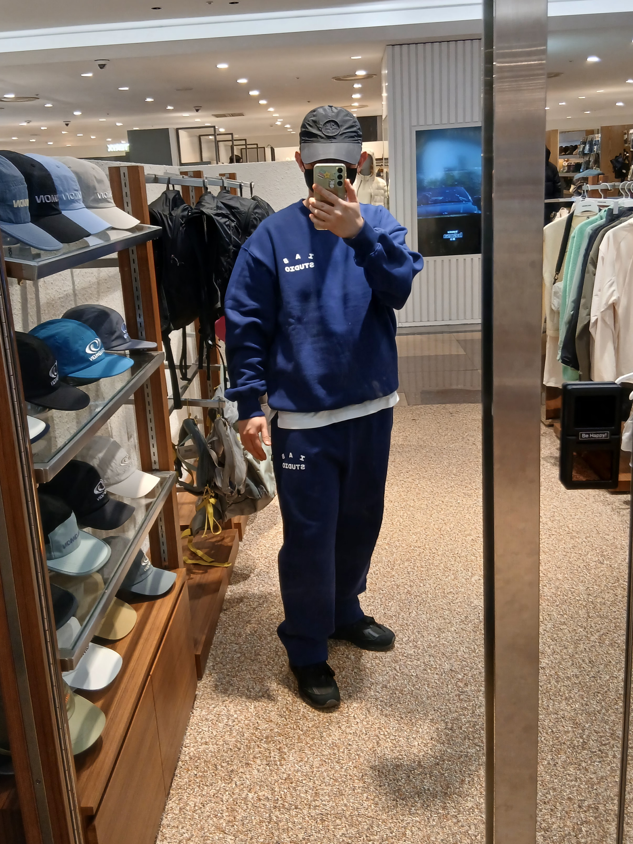 Stone Island 99576 Nylon Metal 6-Panel Cap Black, IAB Studio IAB Original Sweatshirt Navy 착용 스타일 - 1