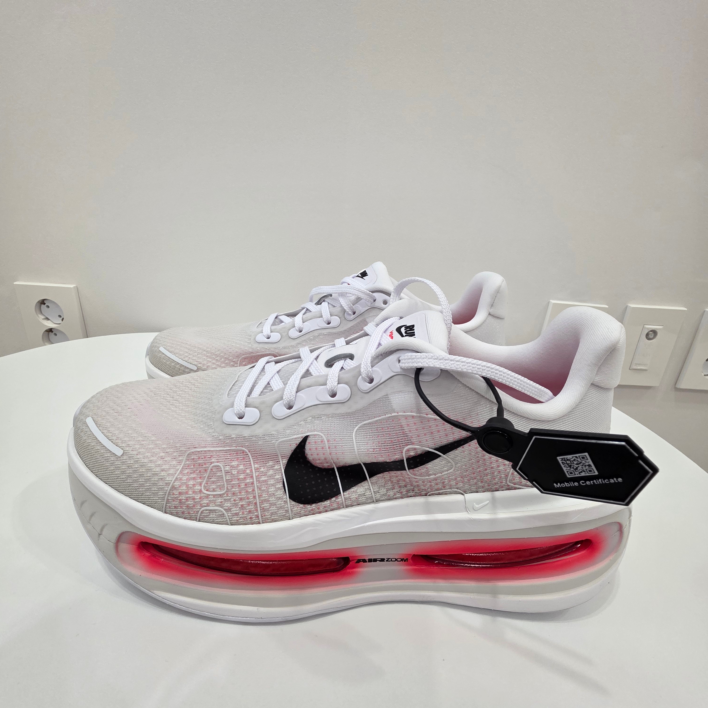 Nike Vomero Premium White Bright Crimson 착용 스타일 - 1