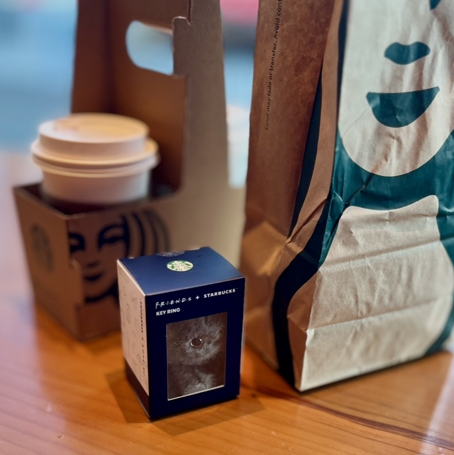 Starbucks x Friends Smelly Cat Keychain 착용 스타일 - 1