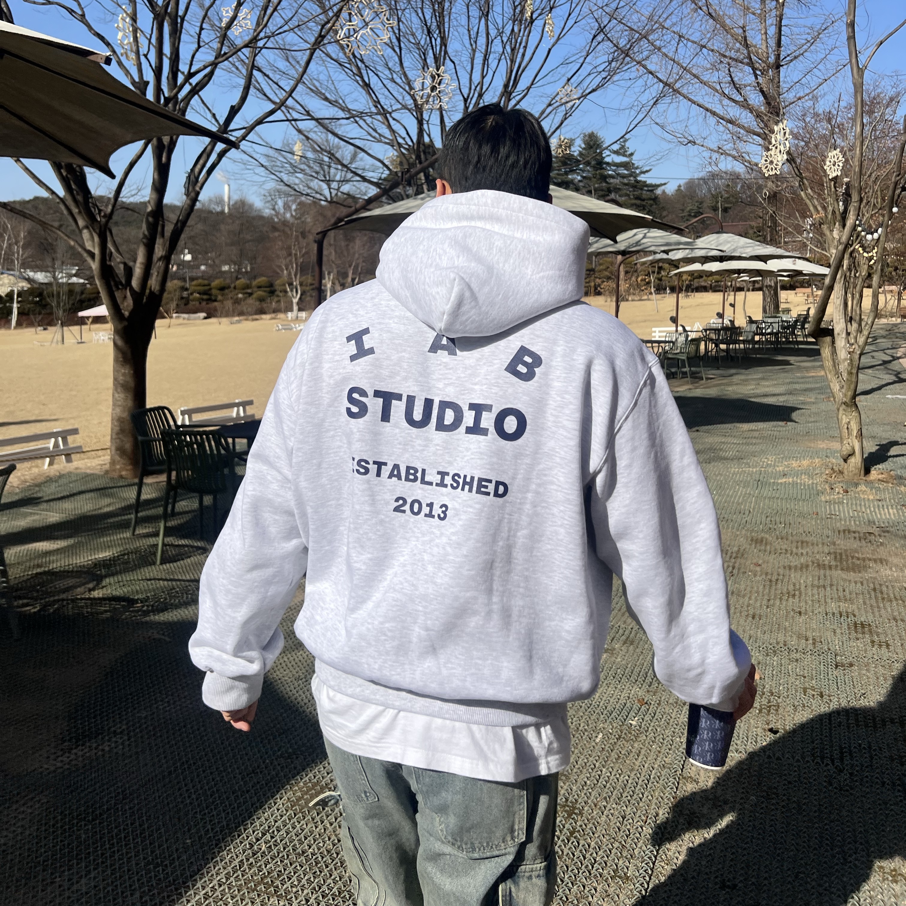 IAB Studio 25 Hoodie Light Gray Navy 착용 스타일