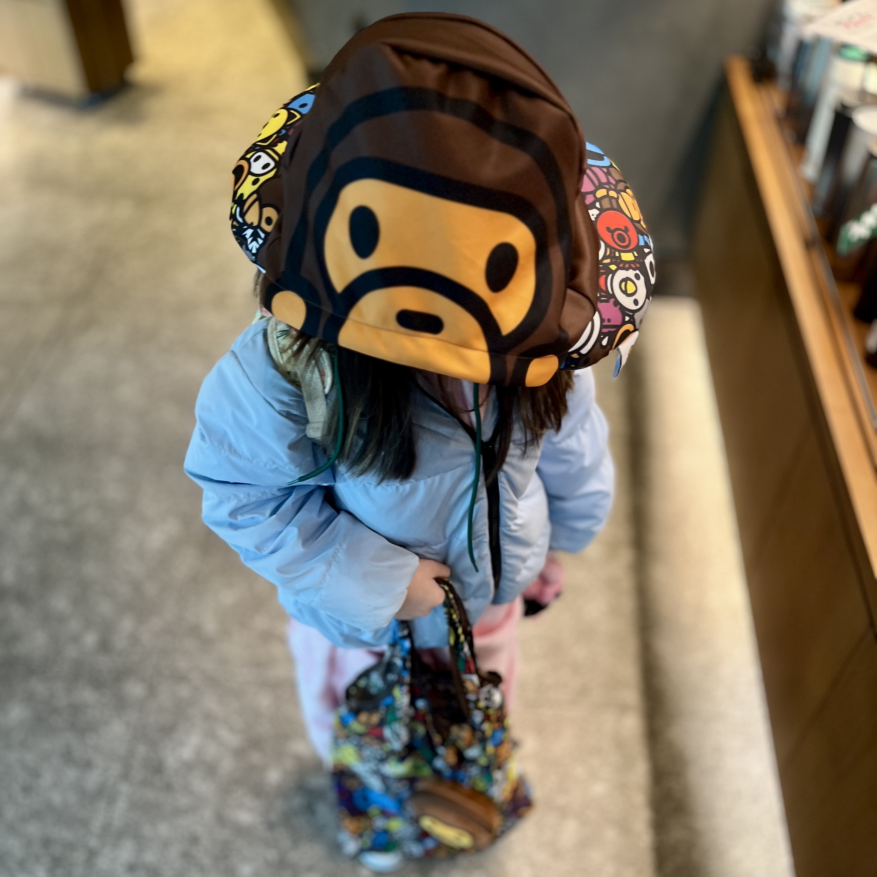 Starbucks x BAPE Baby Milo Neck Pillow, Starbucks x BAPE Baby Milo Foldable Bag 착용 스타일