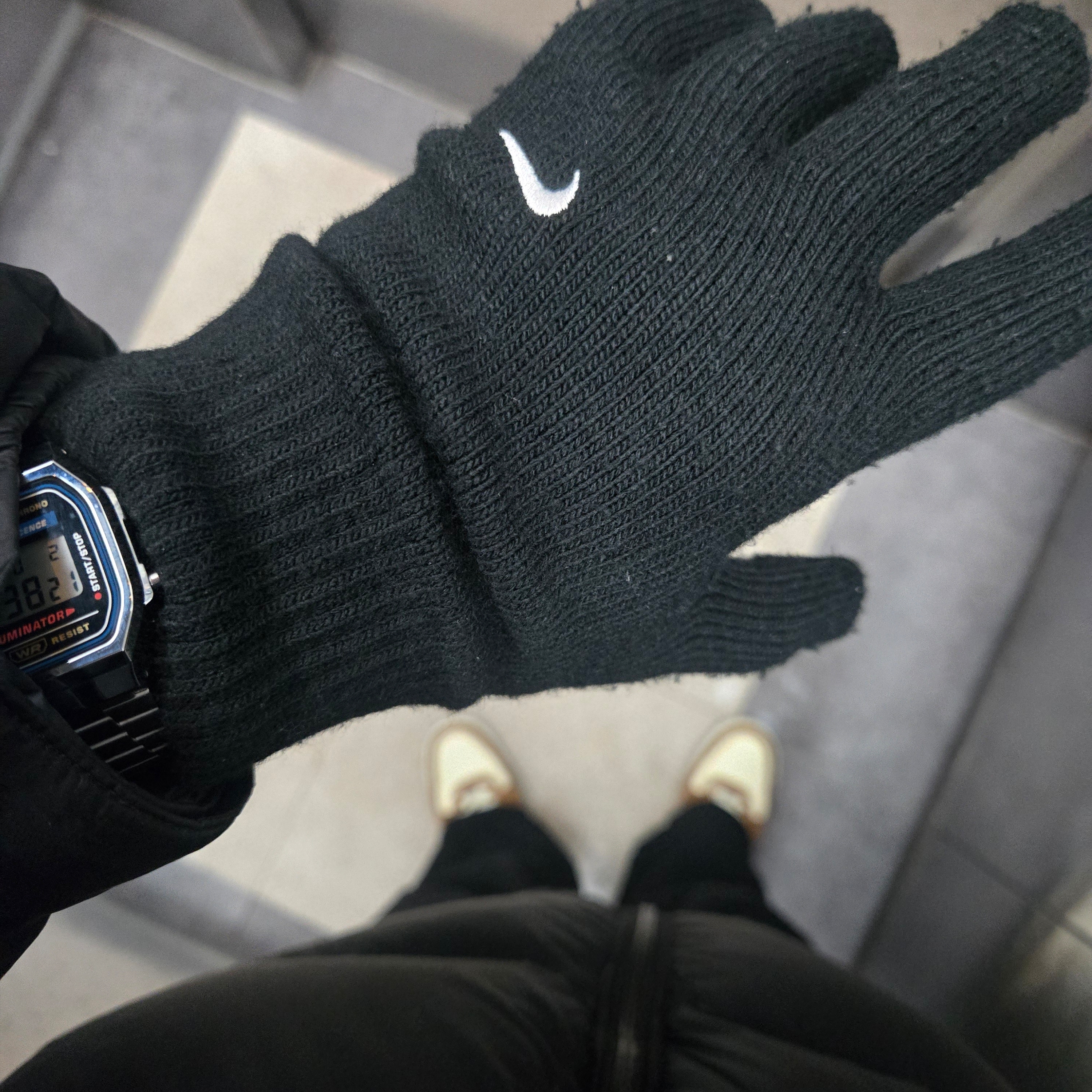 Nike Swoosh Knit Glove 2.0 Black 착용 스타일