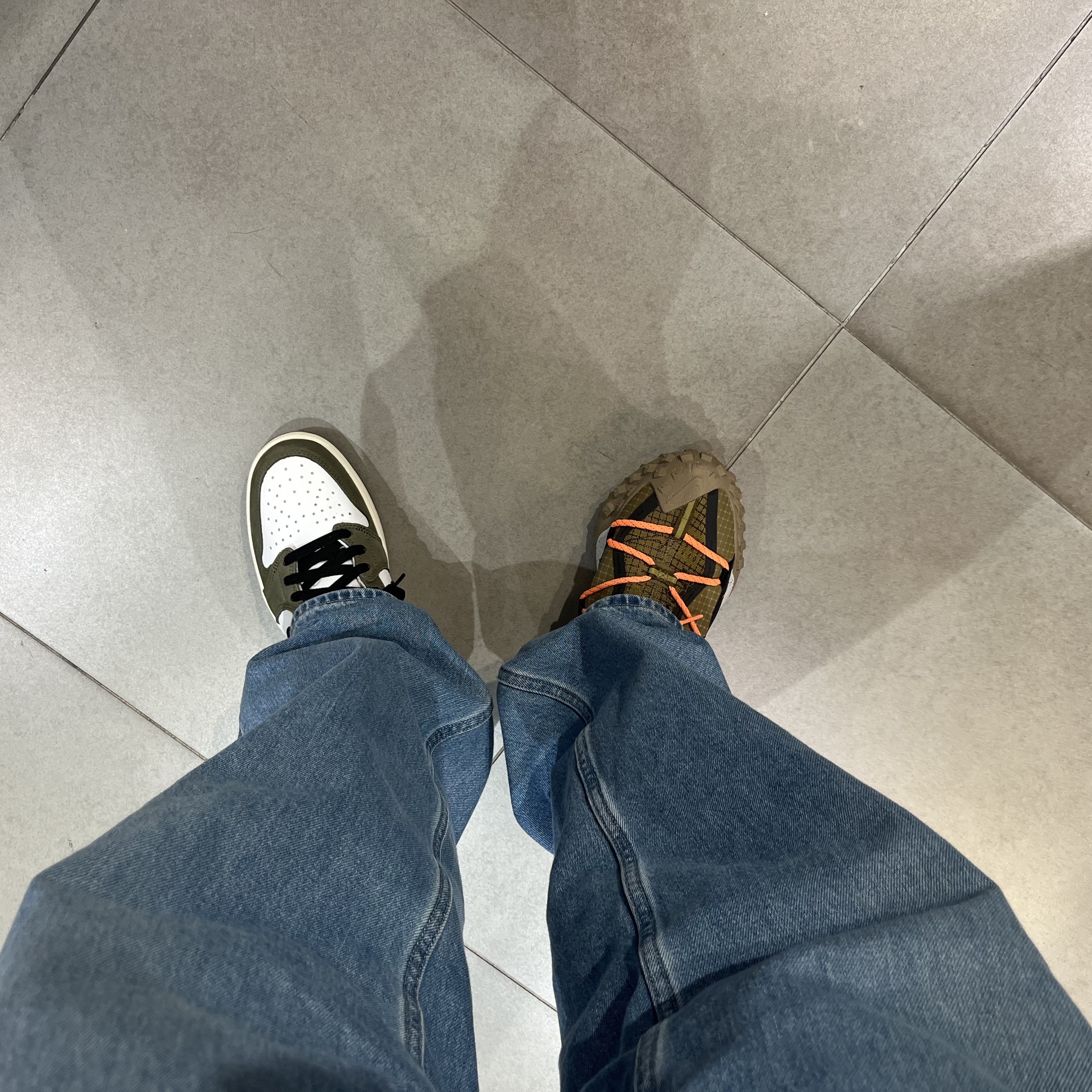 Jordan 1 Retro Low OG Medium Olive and Summit White 착용 스타일 - 1