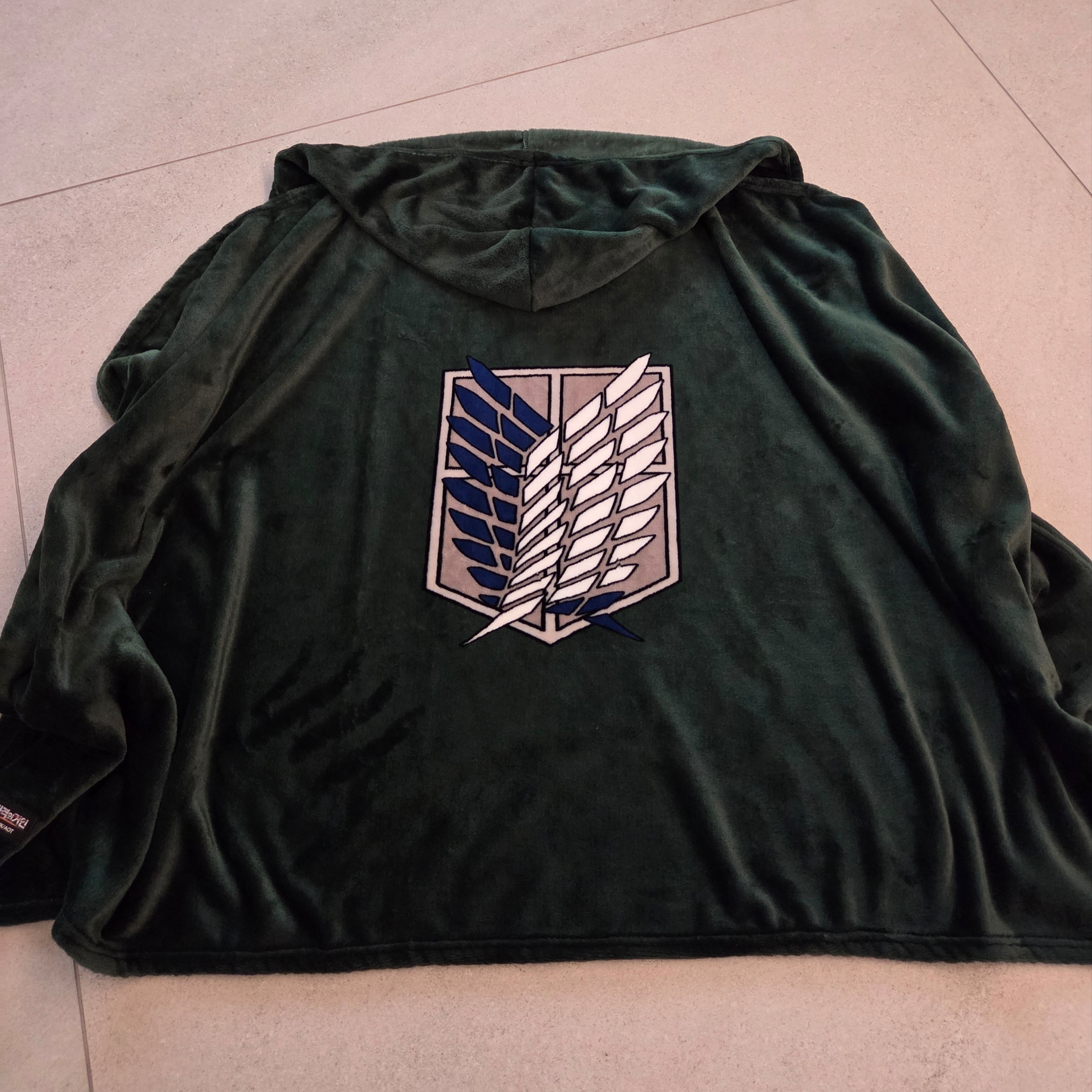 Frank Burger × Attack On Titan Scouting Legion Cloak Blanket 착용 스타일