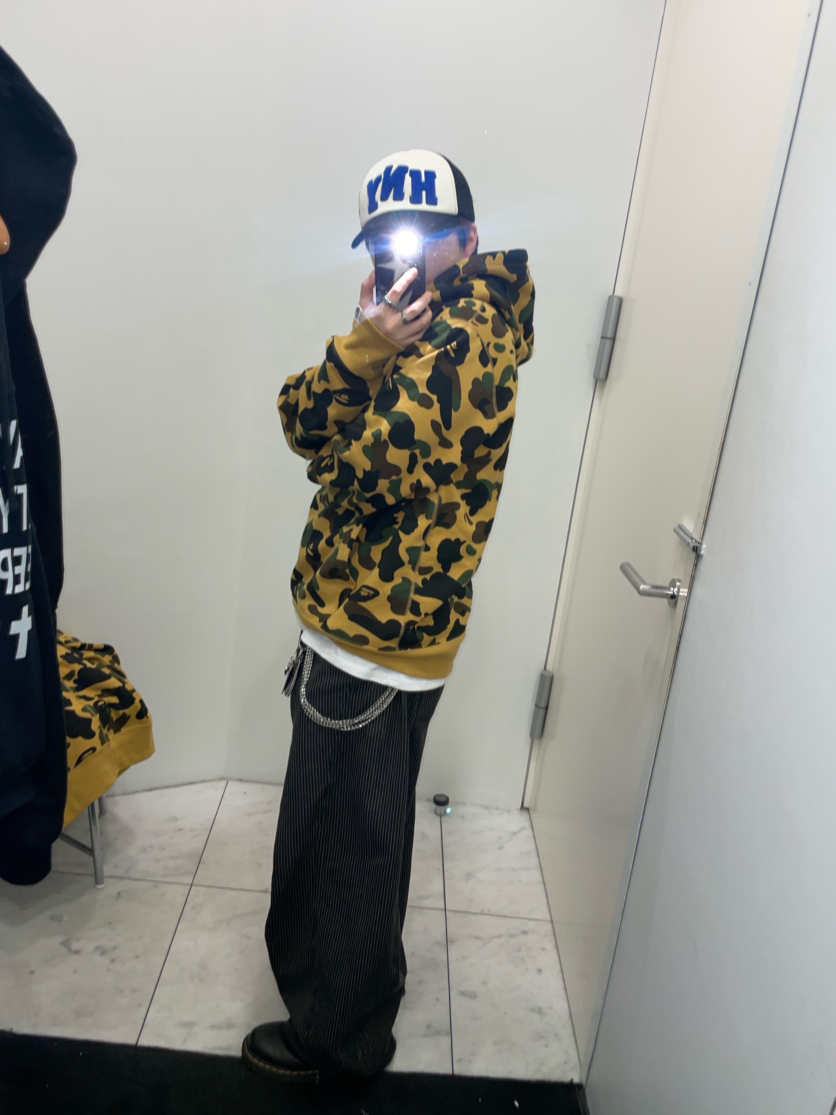 BAPE 1st Camo Bape Pullover Hoodie Yellow, Honey Scoop House HNY Logo Trucker Cap Black 착용 스타일