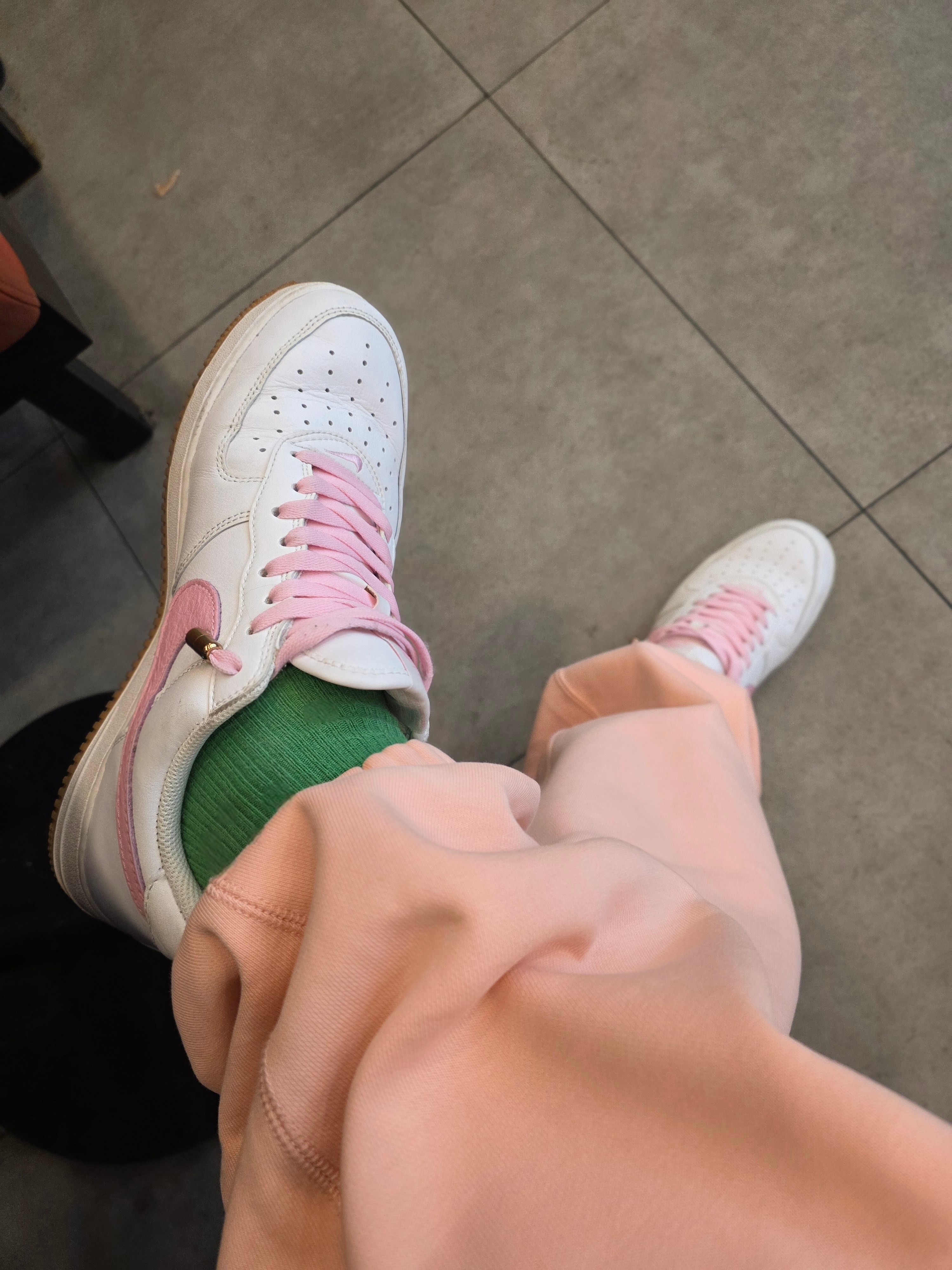 Nike NRG Solo Swoosh Crew Fleece Bleached Coral - US/EU, Nike Air Force 1 Low Retro Color of the Month White Pink 착용 스타일 - 2