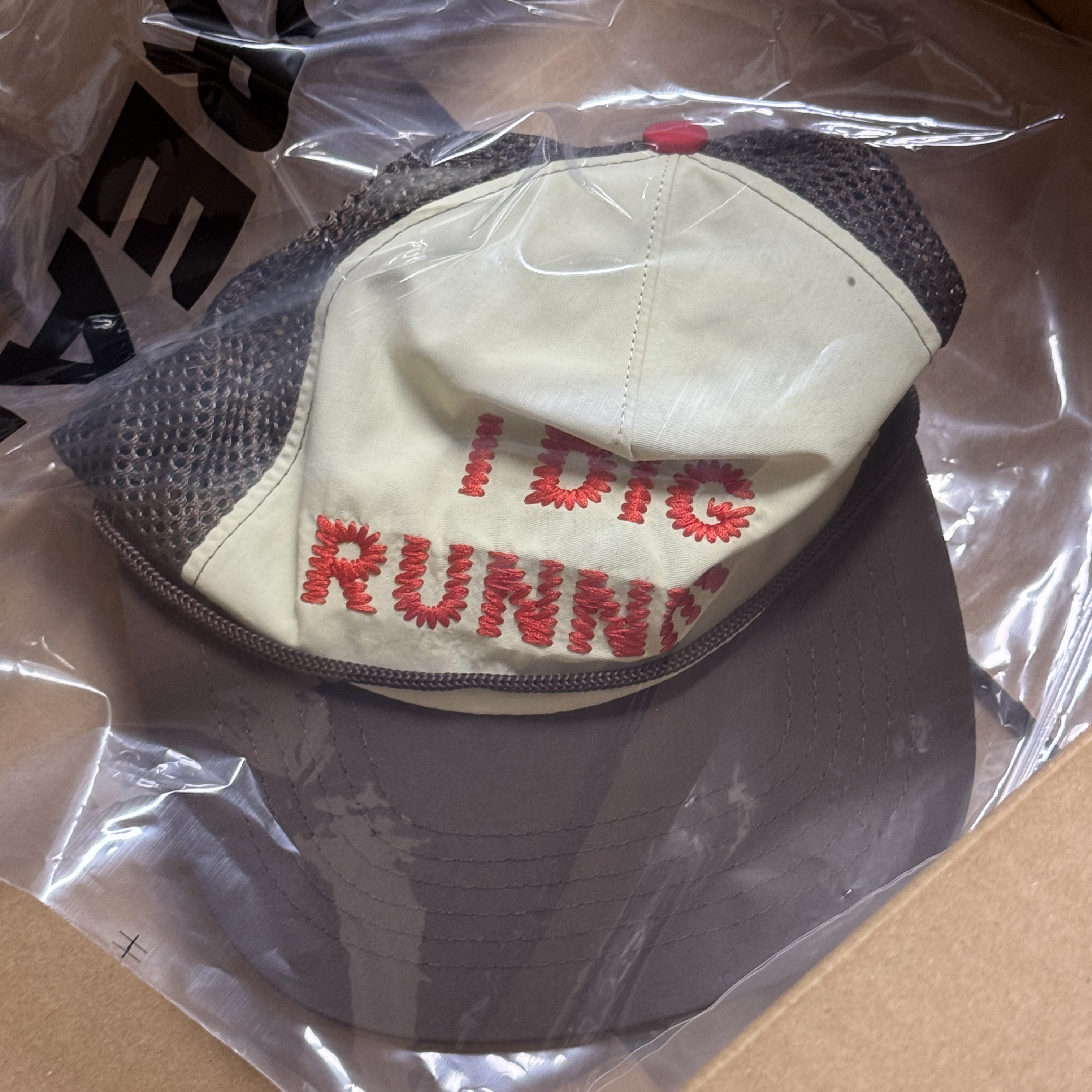 Alex Zono I Dig Running Trucker Hat OG Brown 착용 스타일
