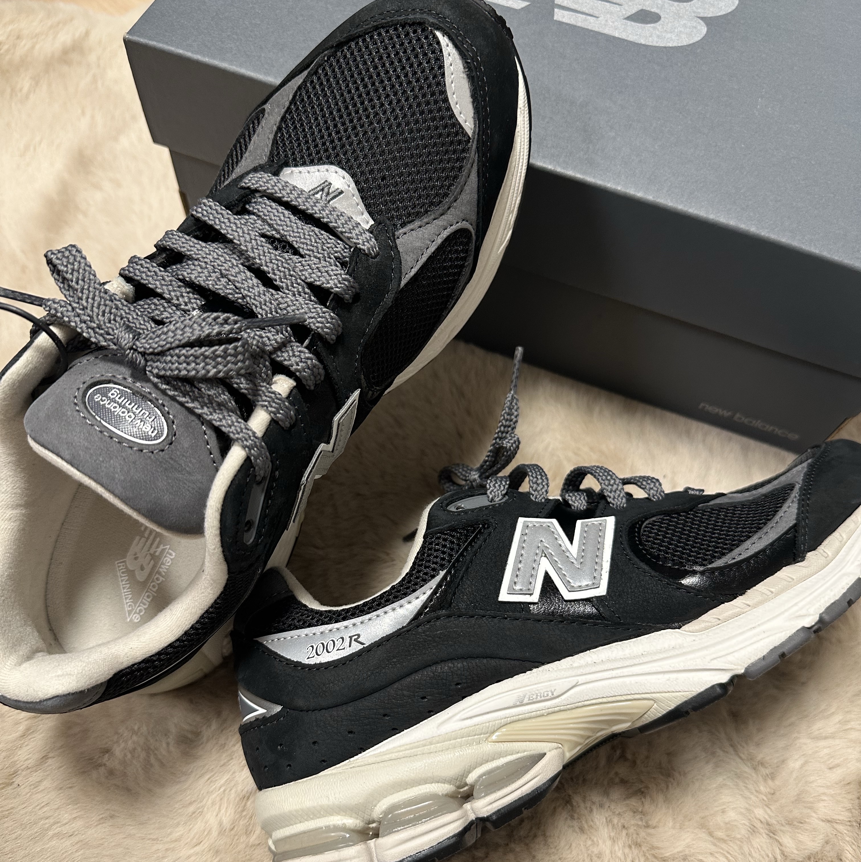 New Balance 2002R Premium Vintage Black 착용 스타일