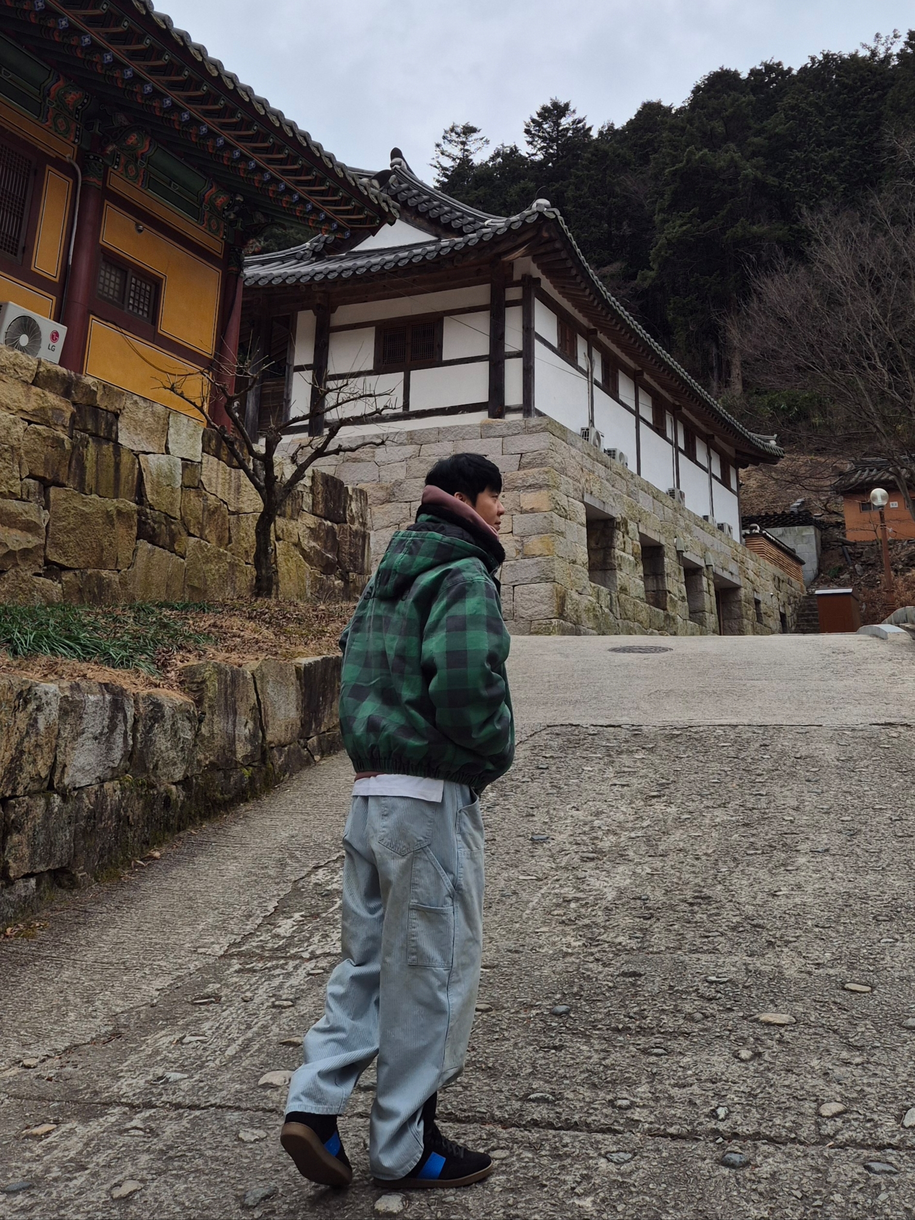 IAB Studio IAB Multi Color Hoodie, Suade Stripe Double Knee Denim Blue 착용 스타일 - 1