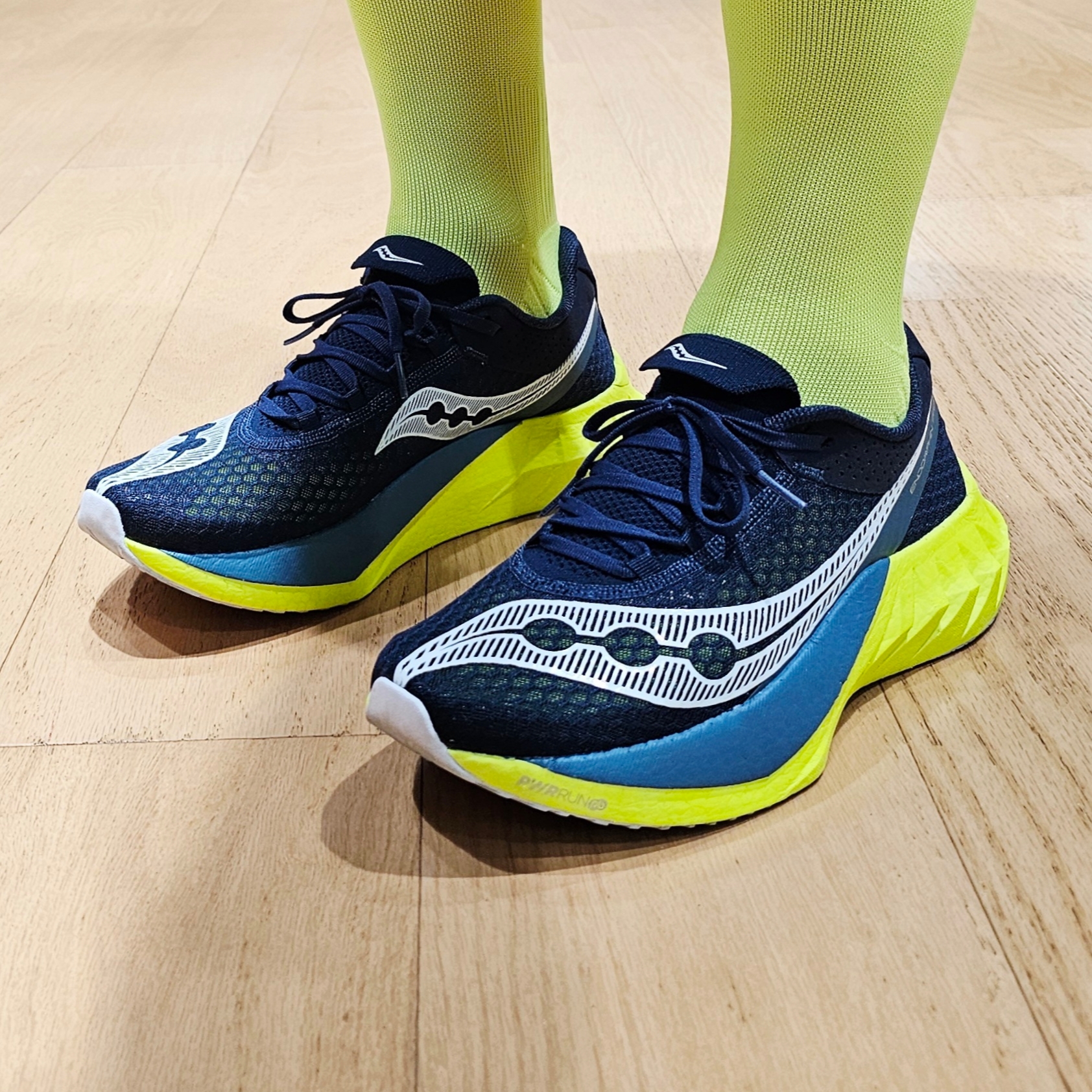 Saucony Endorphin Pro 4 Navy Citron 착용 스타일