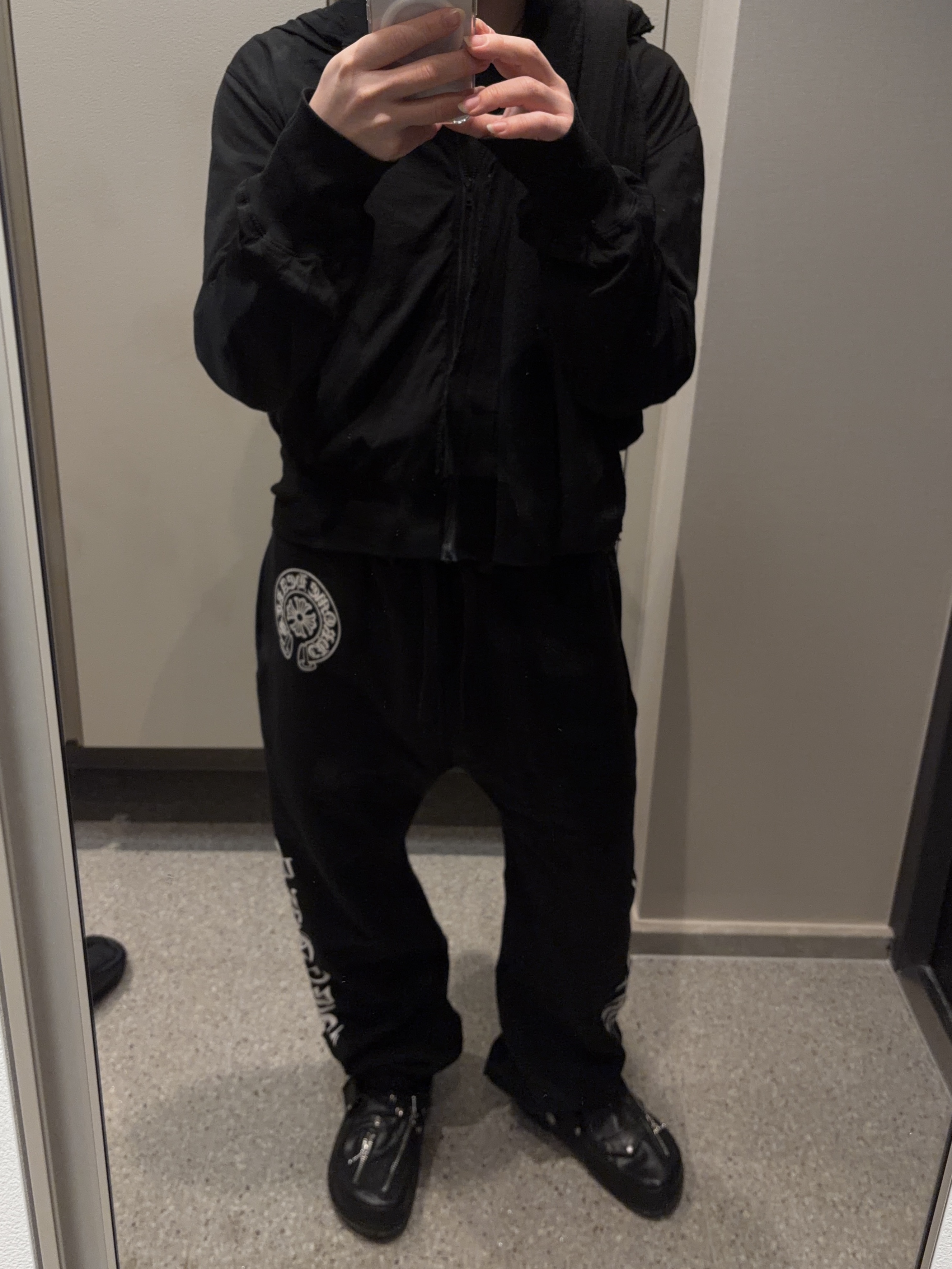 Chrome Hearts Horseshoe Logo Back Pocket Sweatpants Black, Crocs x Beams Classic Clog Black Silver 착용 스타일 - 2