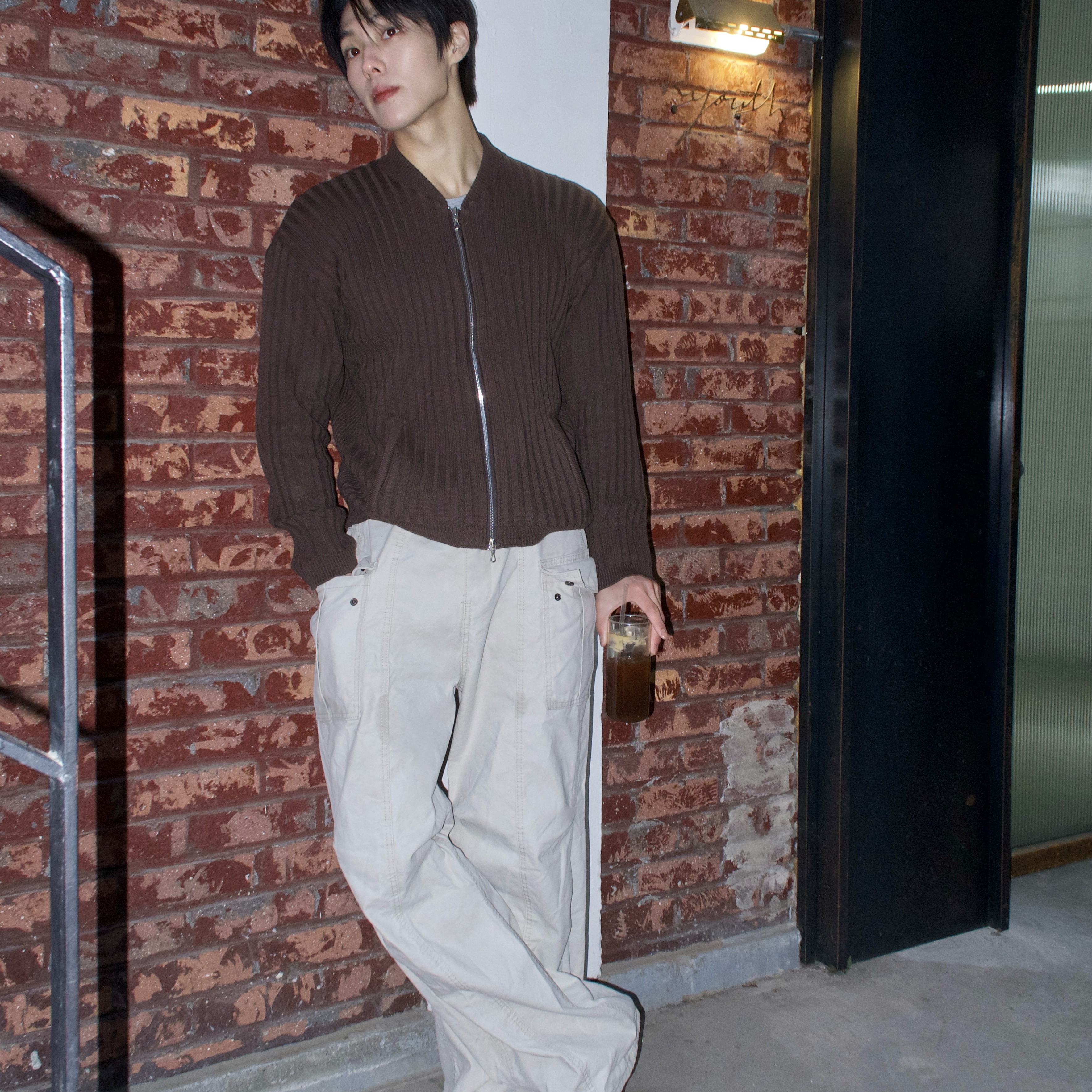 Polyteru Human Index Human Knit Zip Up Mocha Brown 착용 스타일 - 2