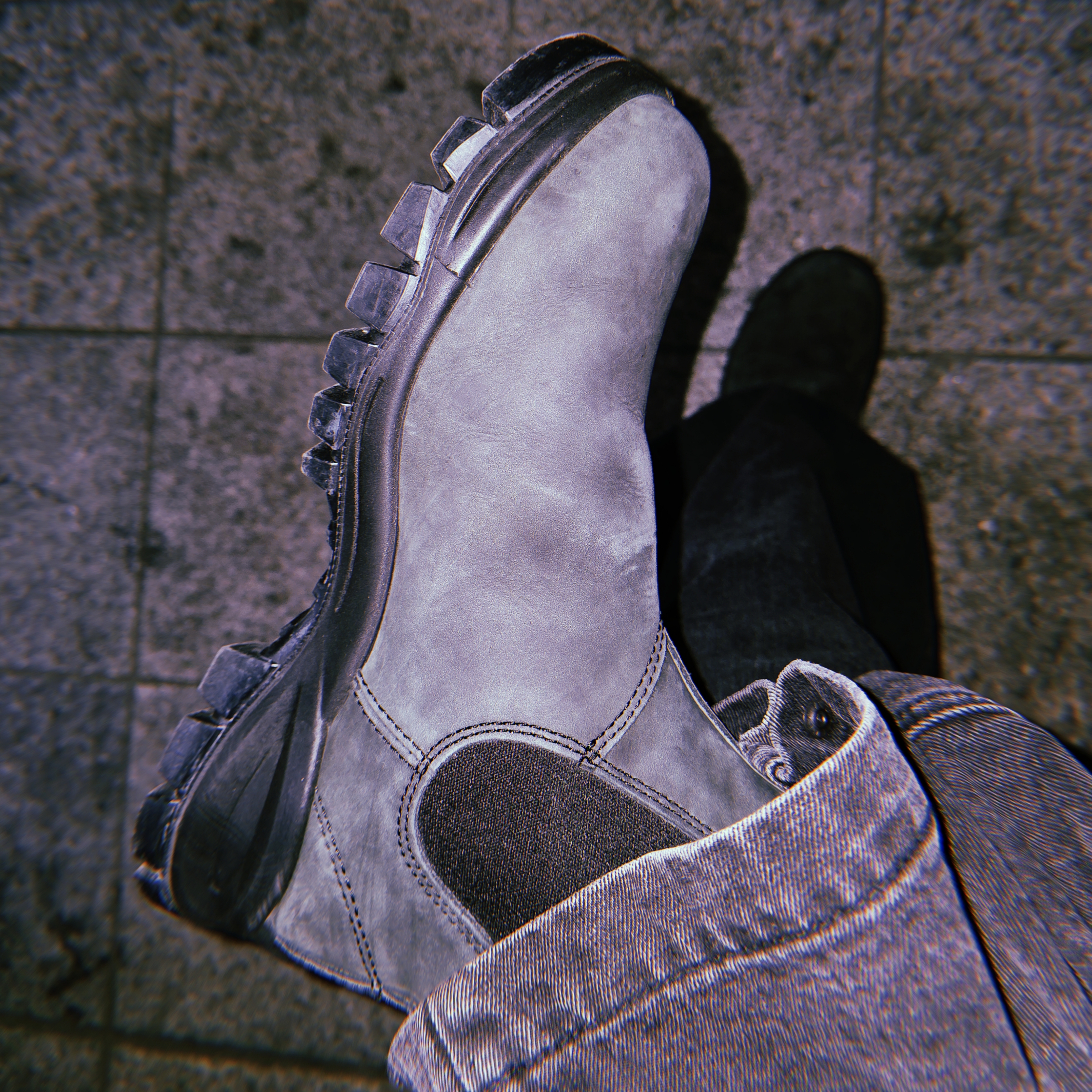 BLUNDSTONE Lug 2238 Chelsea Boots Rustic Black 착용 스타일 - 4