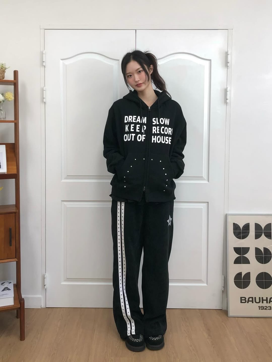 SLOW RECORD HOUSE Typo Star Hood Zip-up Black 착용 스타일 - 2