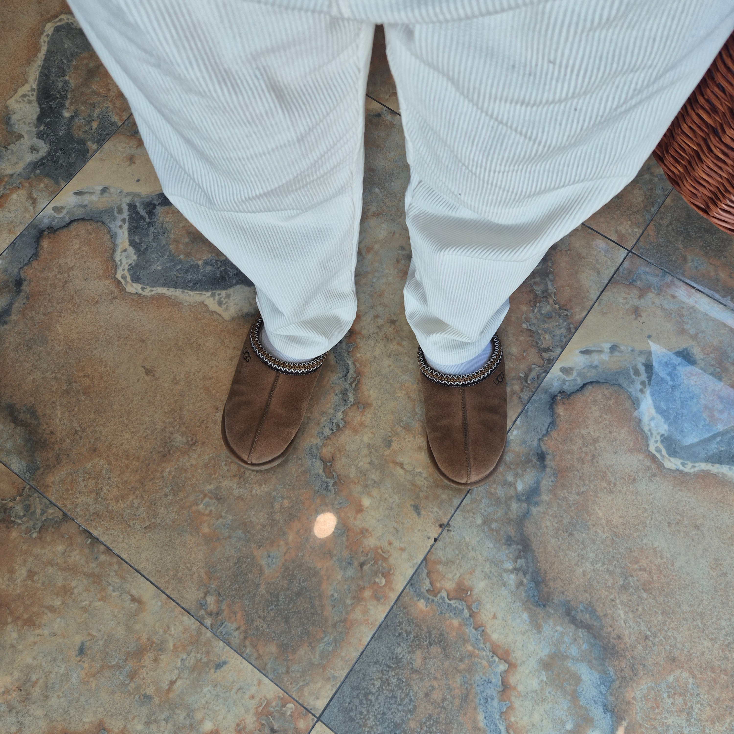 UGG Tasman II Slipper Chestnut 착용 스타일