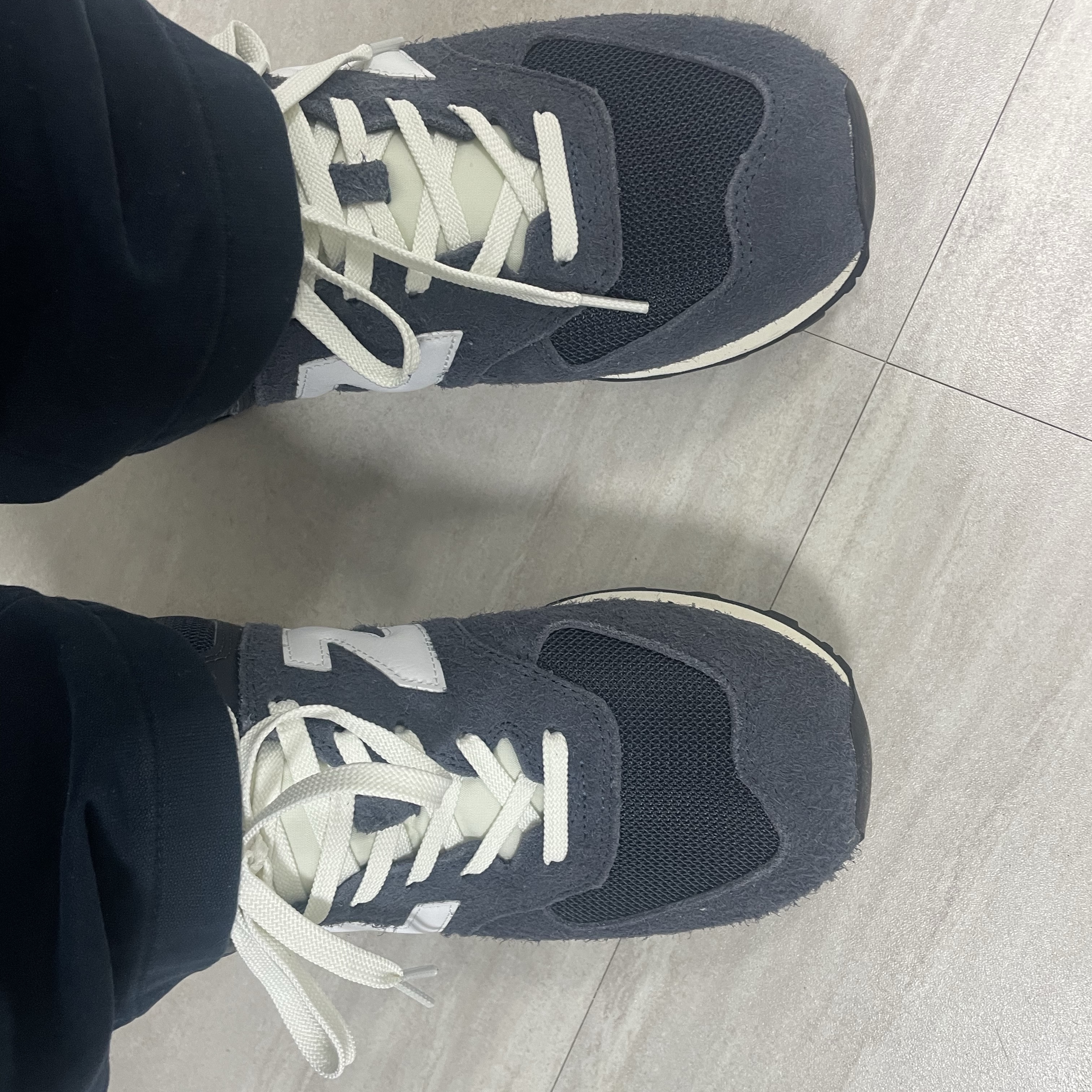 New Balance 574 Heritage Navy 착용 스타일 - 1
