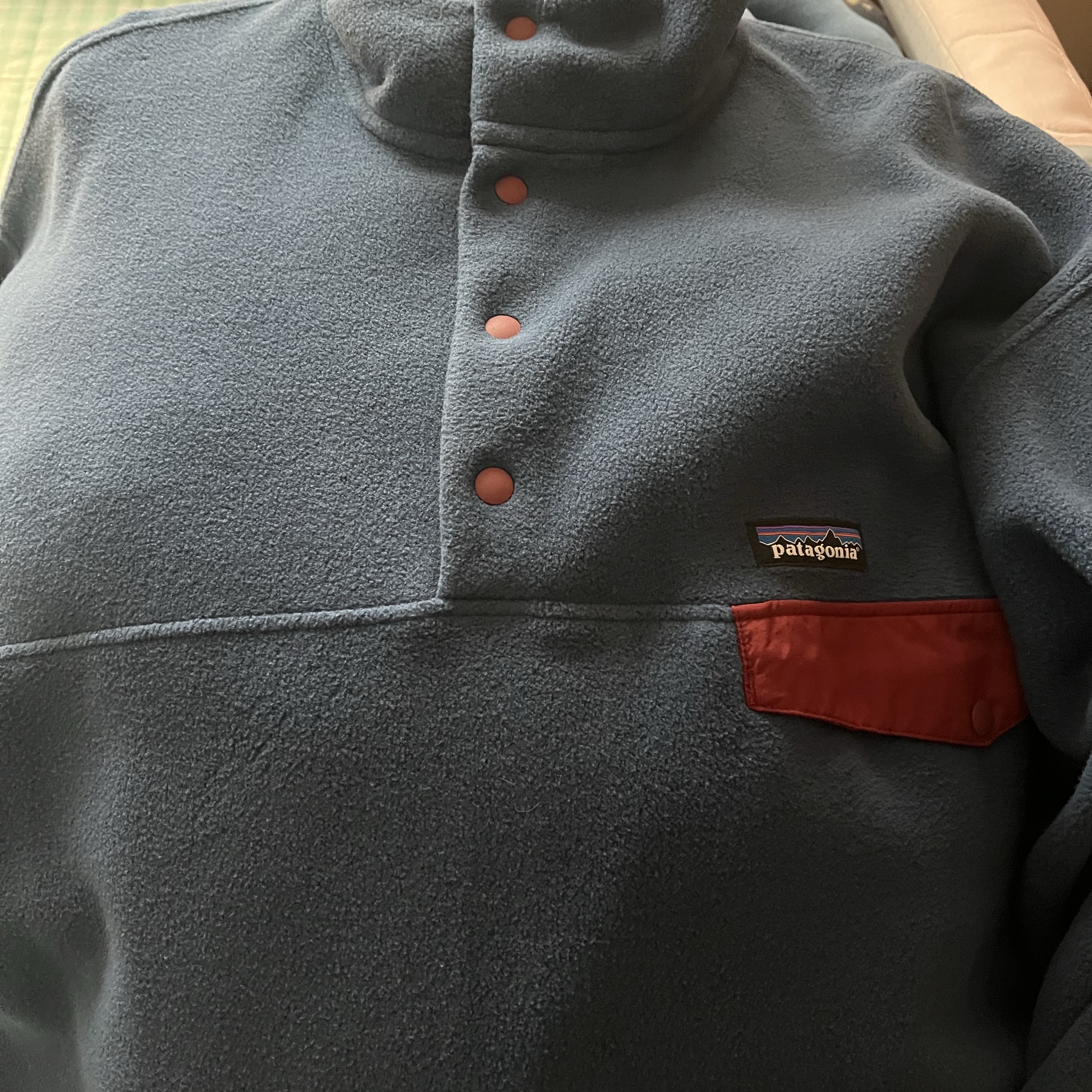 Patagonia Lightweight Synchilla Snap-T Fleece Pullover Smolder Blue Burnished Red 착용 스타일