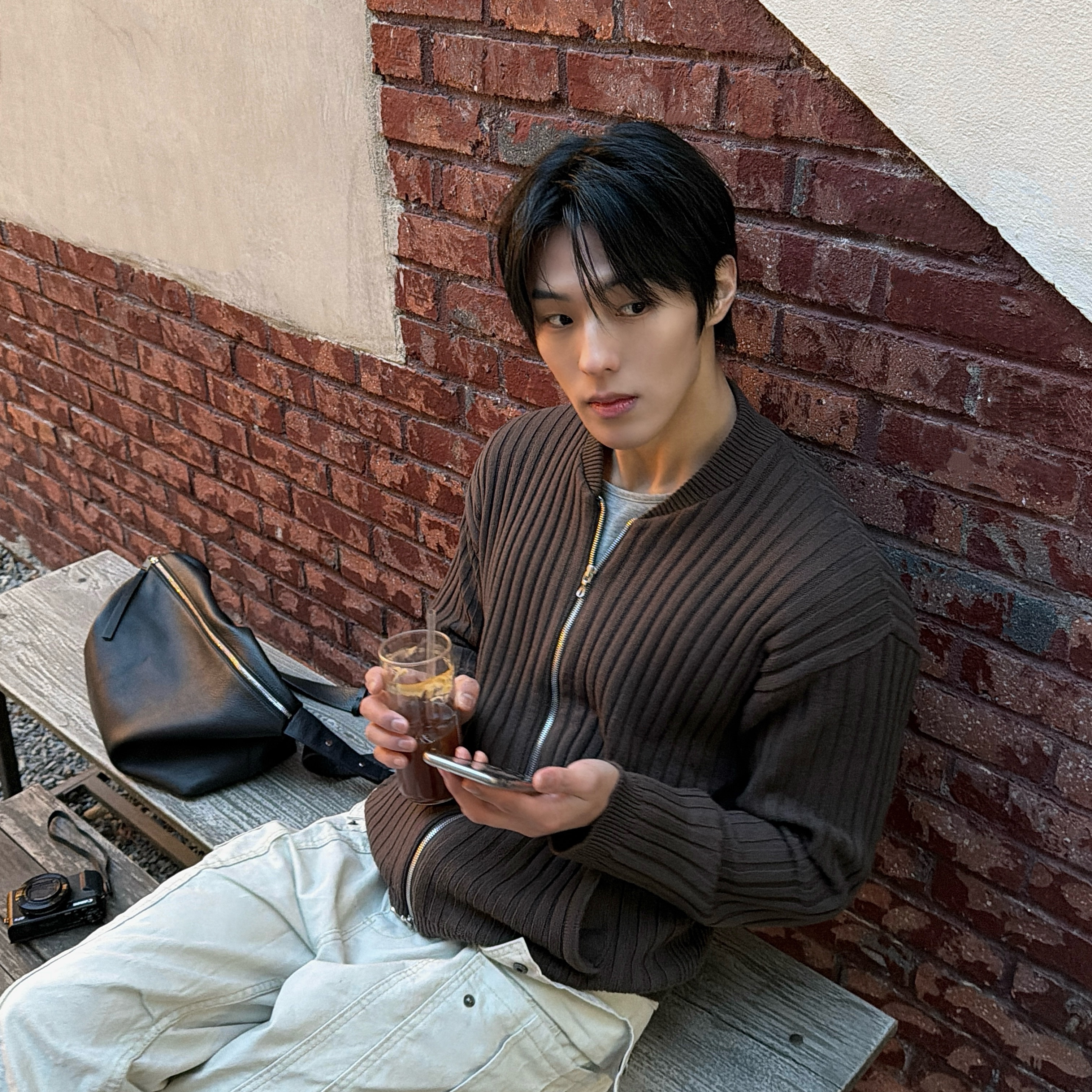 Polyteru Human Index Human Knit Zip Up Mocha Brown 착용 스타일 - 3