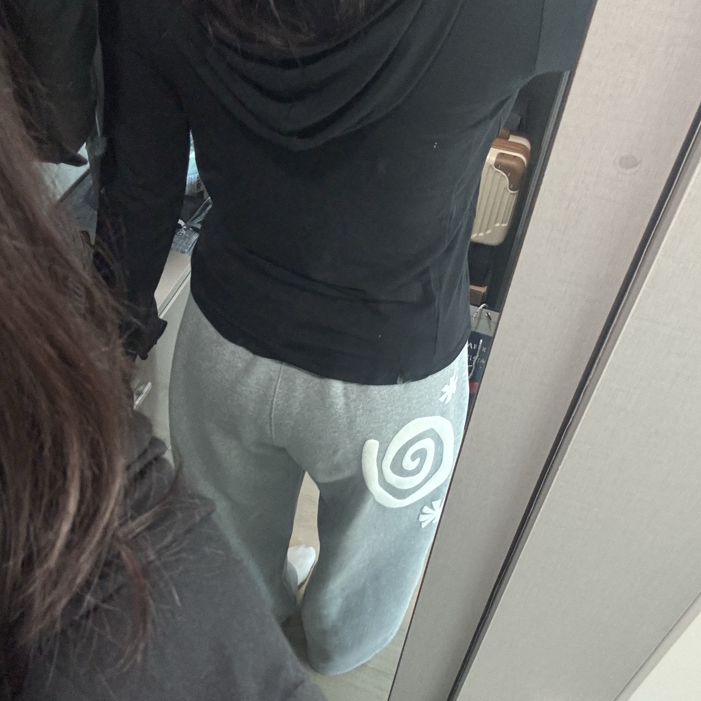 AMOU Molly One Tuck Sweat Pants Gray 착용 스타일