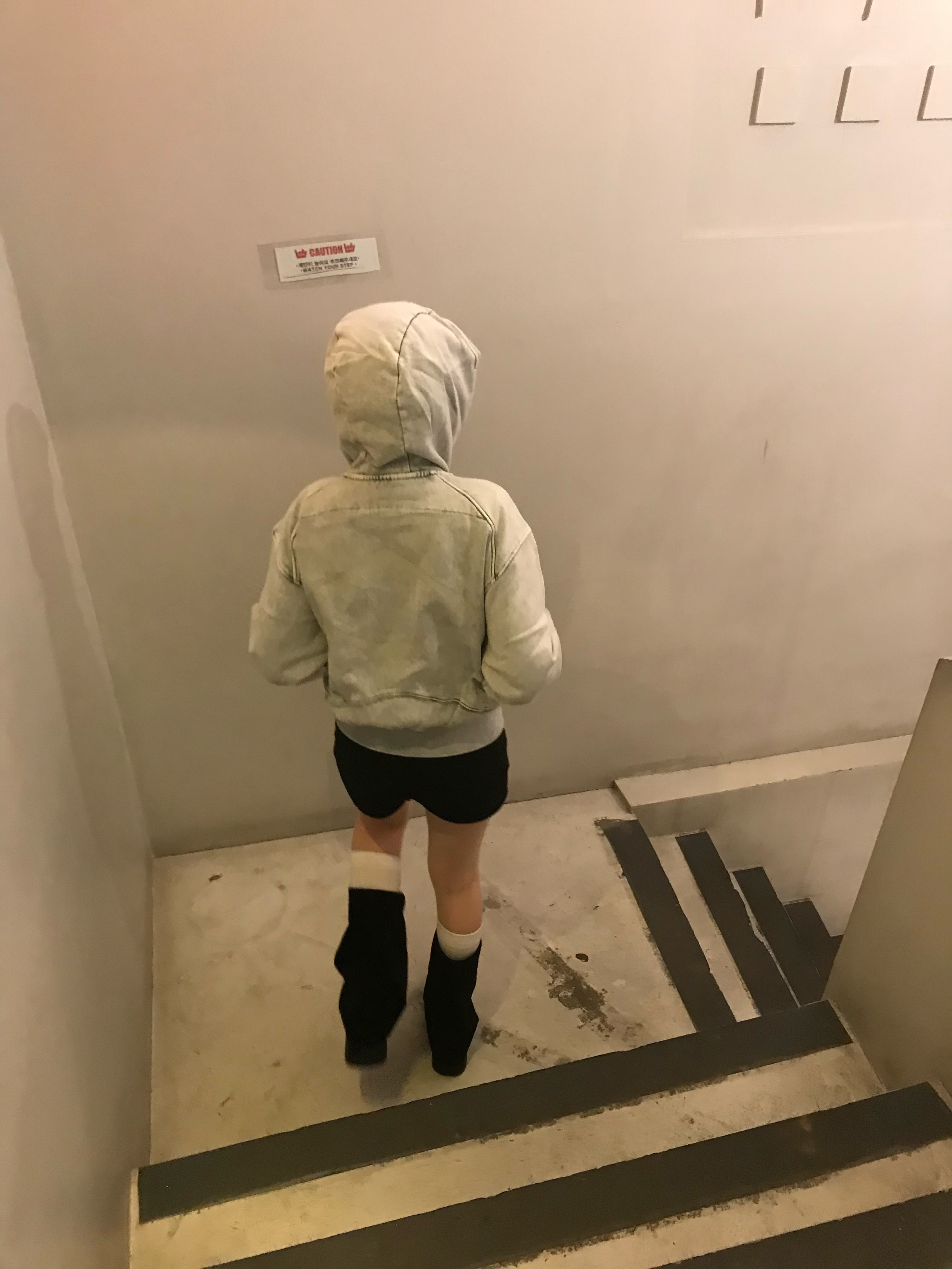 (W) Mischief Big Pocket Hoodie Bleached Khaki, (W) Mischief Quilted Shorts Black 착용 스타일 - 3