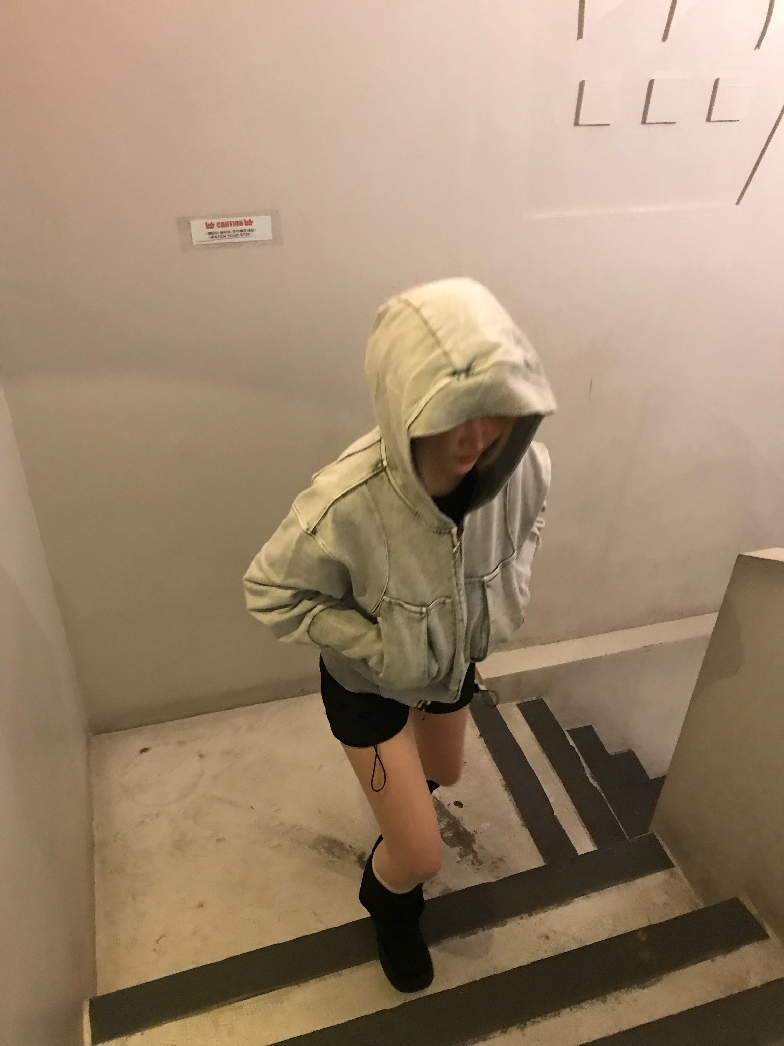 (W) Mischief Big Pocket Hoodie Bleached Khaki, (W) Mischief Quilted Shorts Black 착용 스타일 - 1