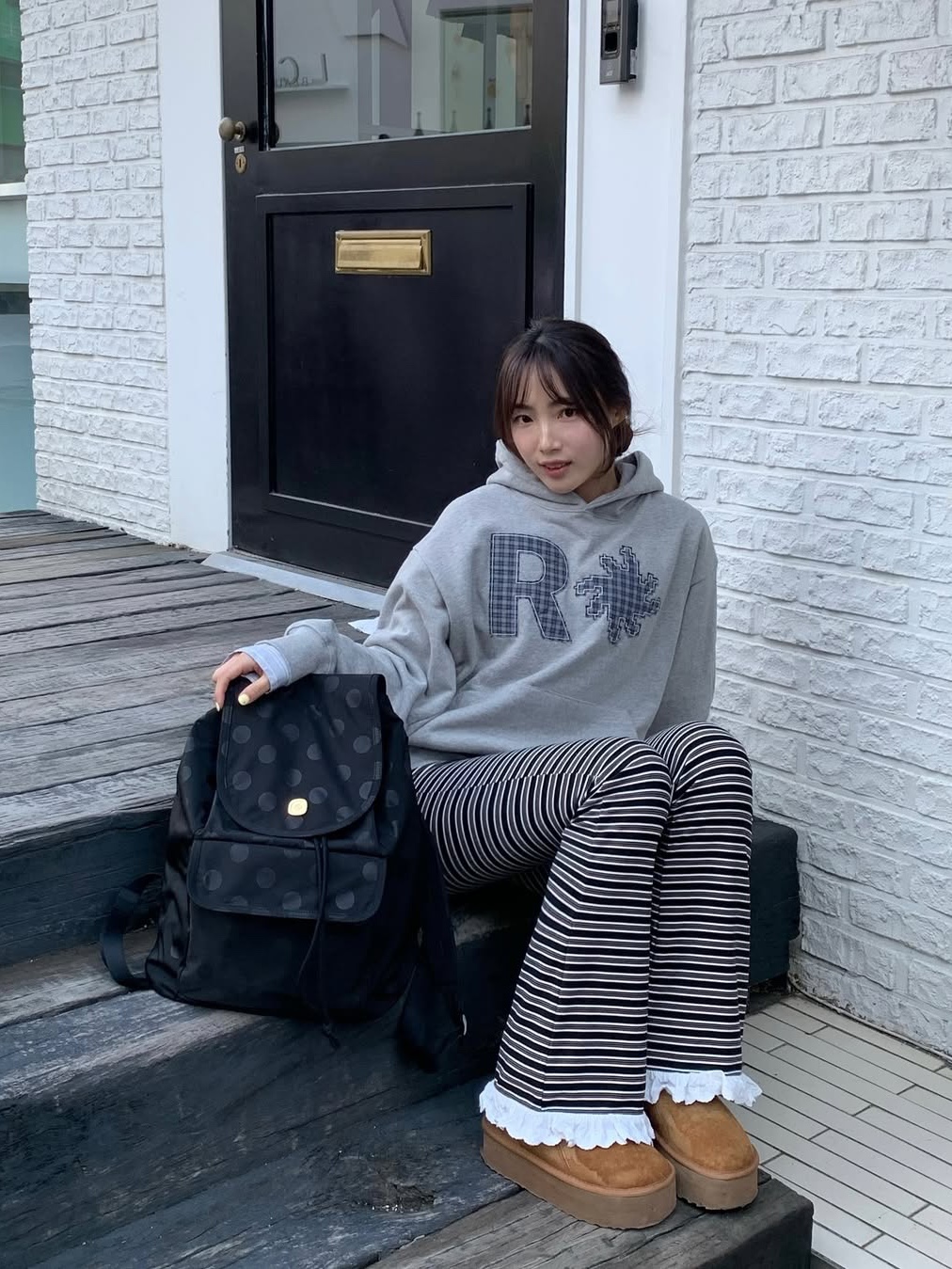 SLOW RECORD HOUSE Check Patch Hoodie Grey 착용 스타일 - 2