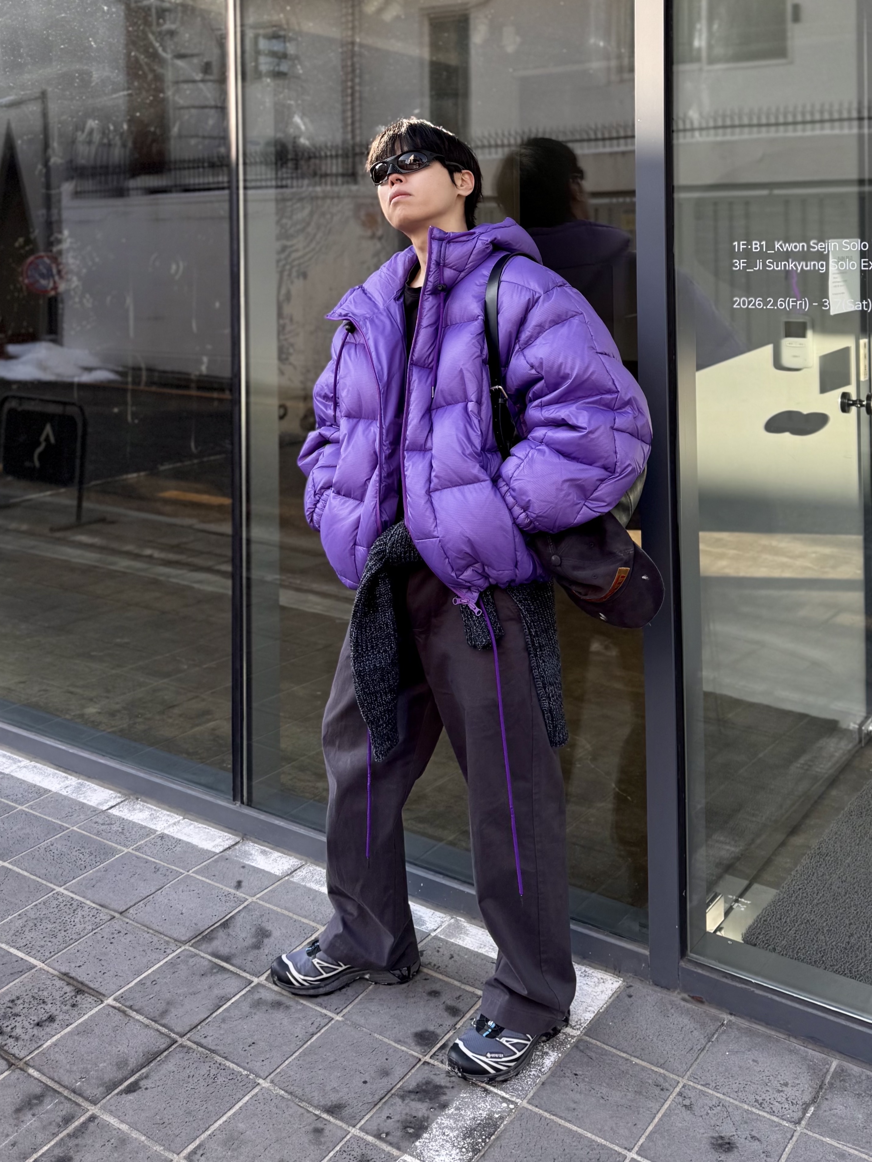 Oakley Plantaris Matte Black Frame Prizm Grey Lenses Regular Universal Fit, Salomon XT-6 Gore-Tex Black Ebony 착용 스타일 - 1
