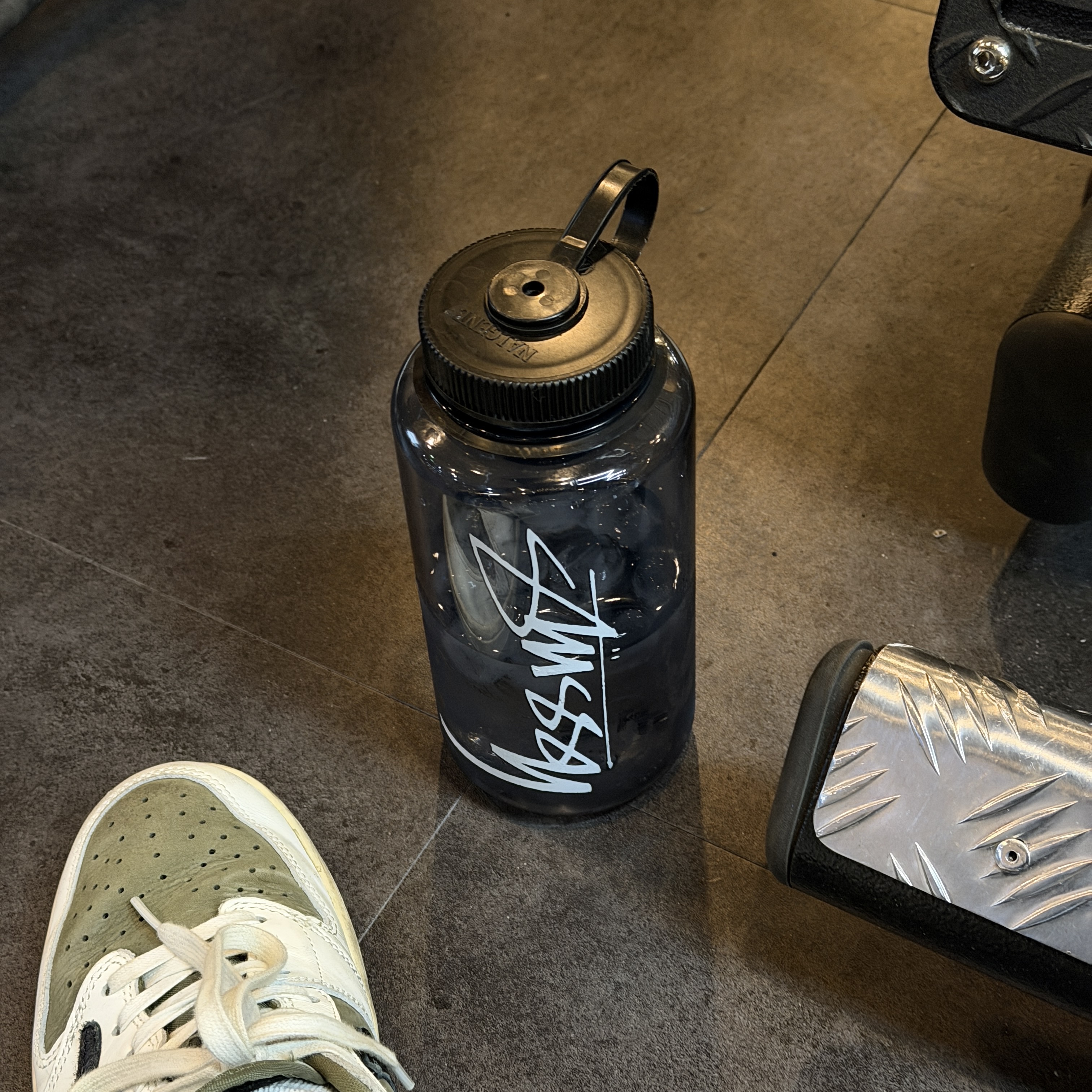 Stussy Nalgene Water Bottle Black, Jordan 1 x Travis Scott Retro Low OG SP Reverse Olive 착용 스타일