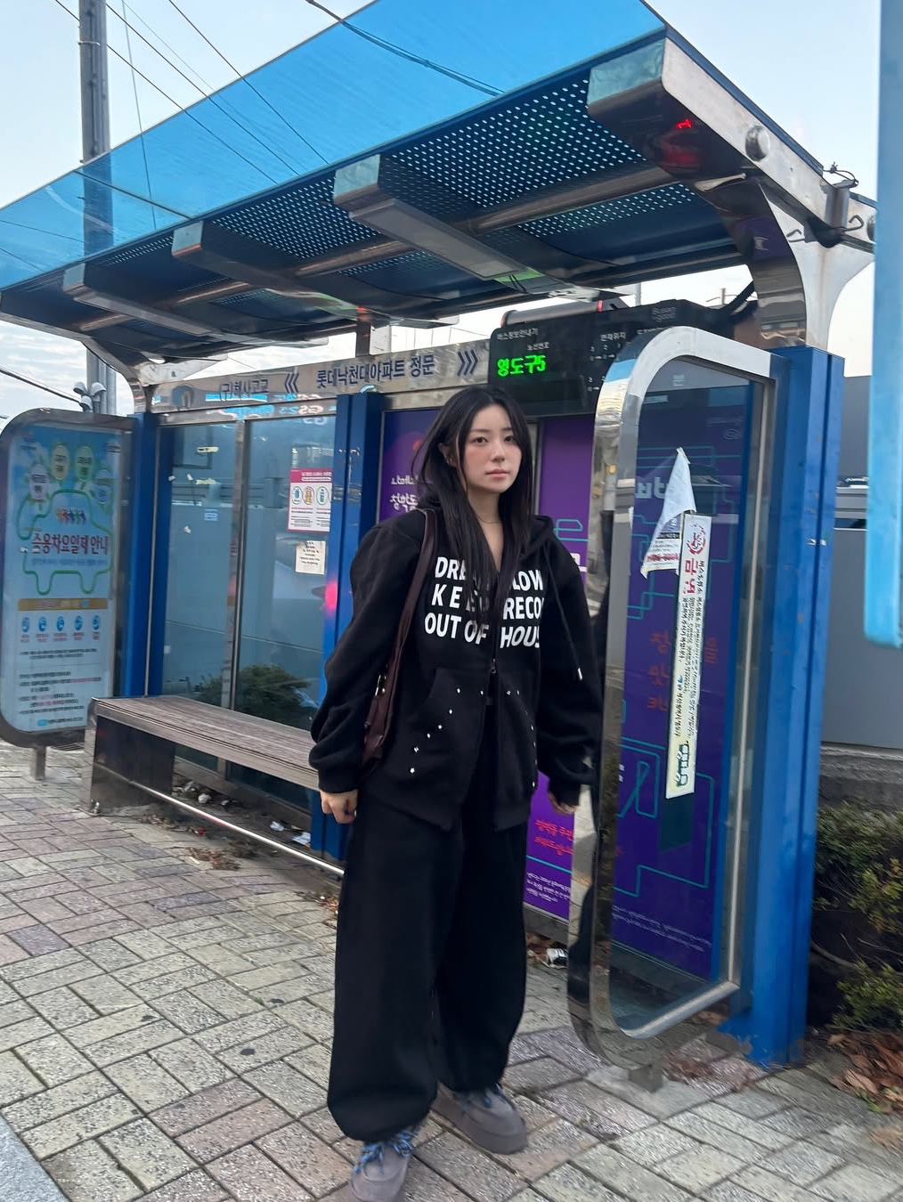 SLOW RECORD HOUSE Typo Star Hood Zip-up Black 착용 스타일 - 7