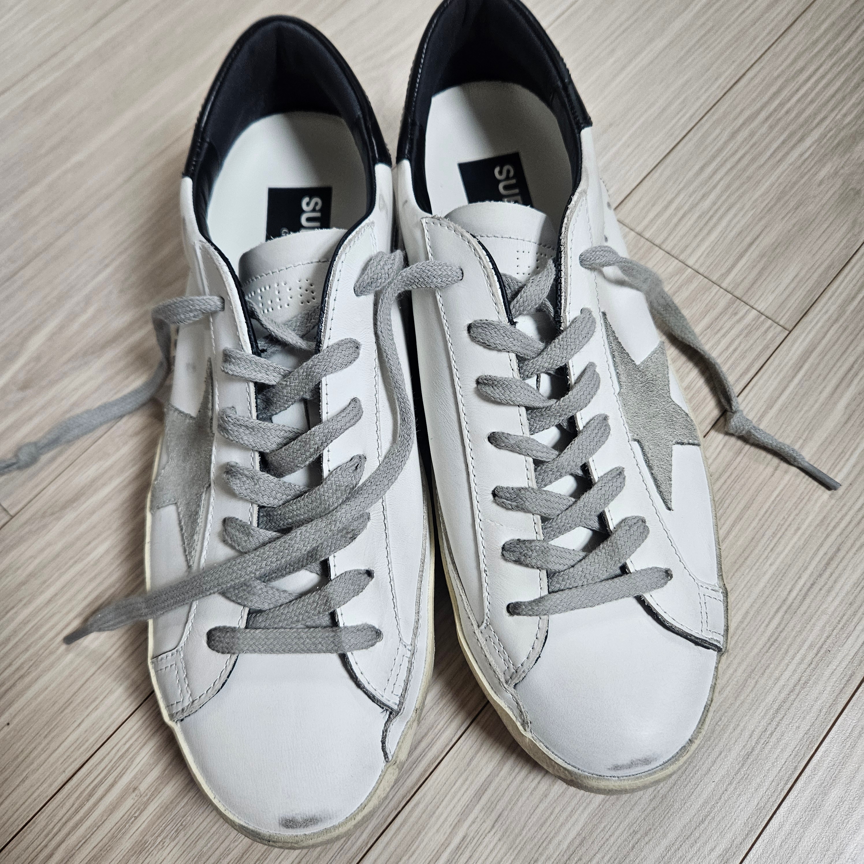 Golden Goose Superstar White Black Heel Tab Sneakers 착용 스타일