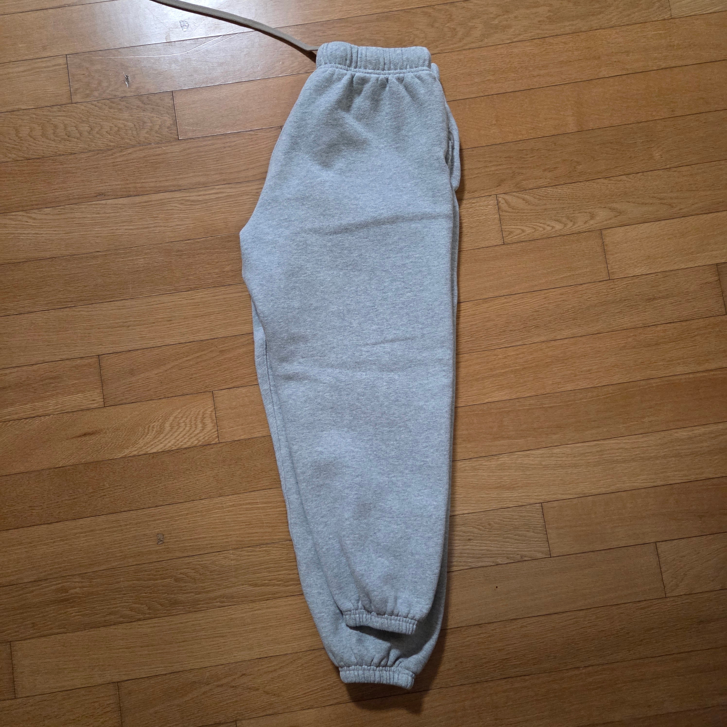 Essentials Fleece Essential Sweatpant Light Heather Grey - 24FW 착용 스타일